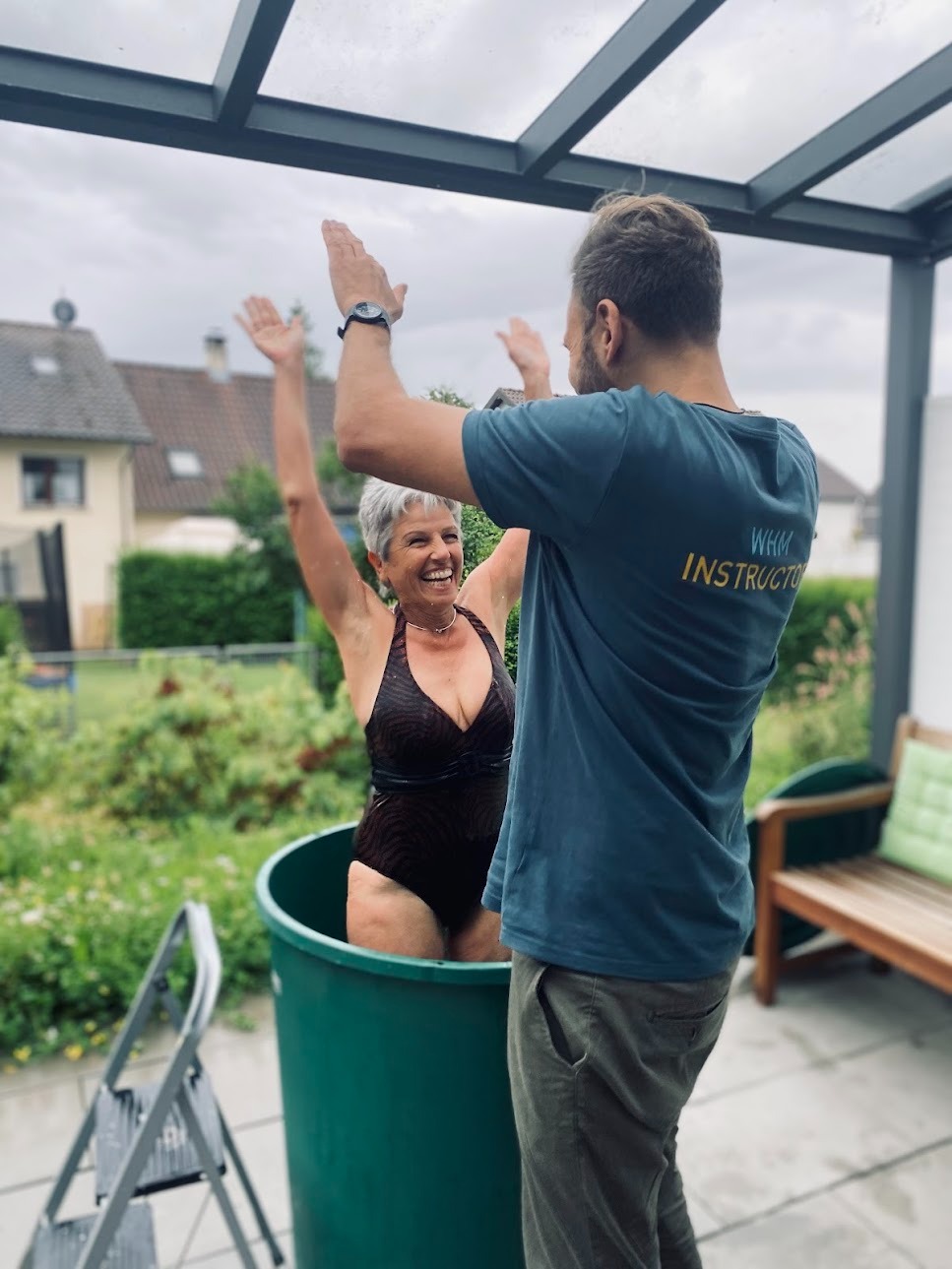 Eine Frau spürt die pure Lebendigkeit nach dem Eisbad und ist voller Freude.