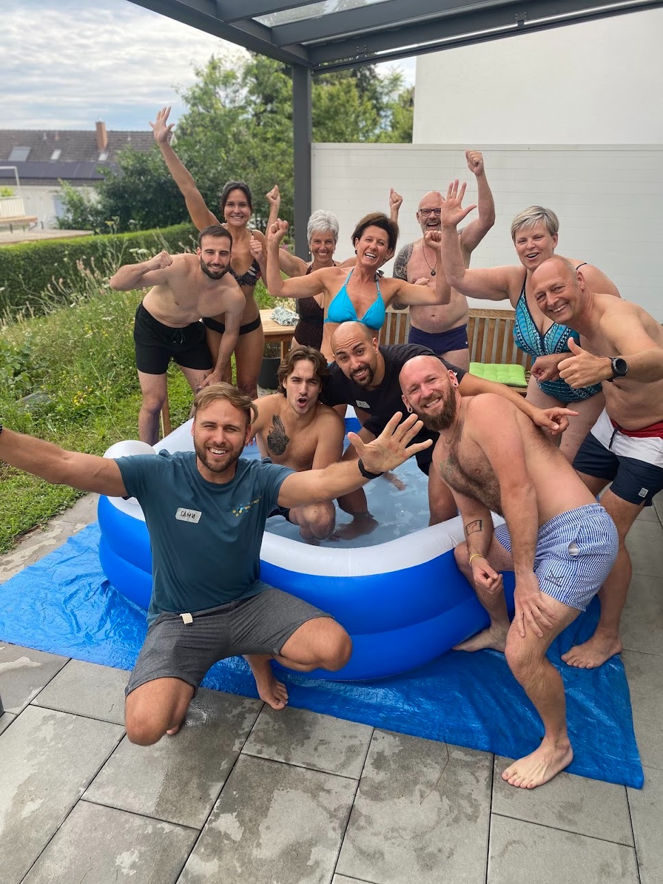 Eine Gruppe von Menschen freut sich über die tollen Effekte des Eisbadens und des Wim Hof Workshops