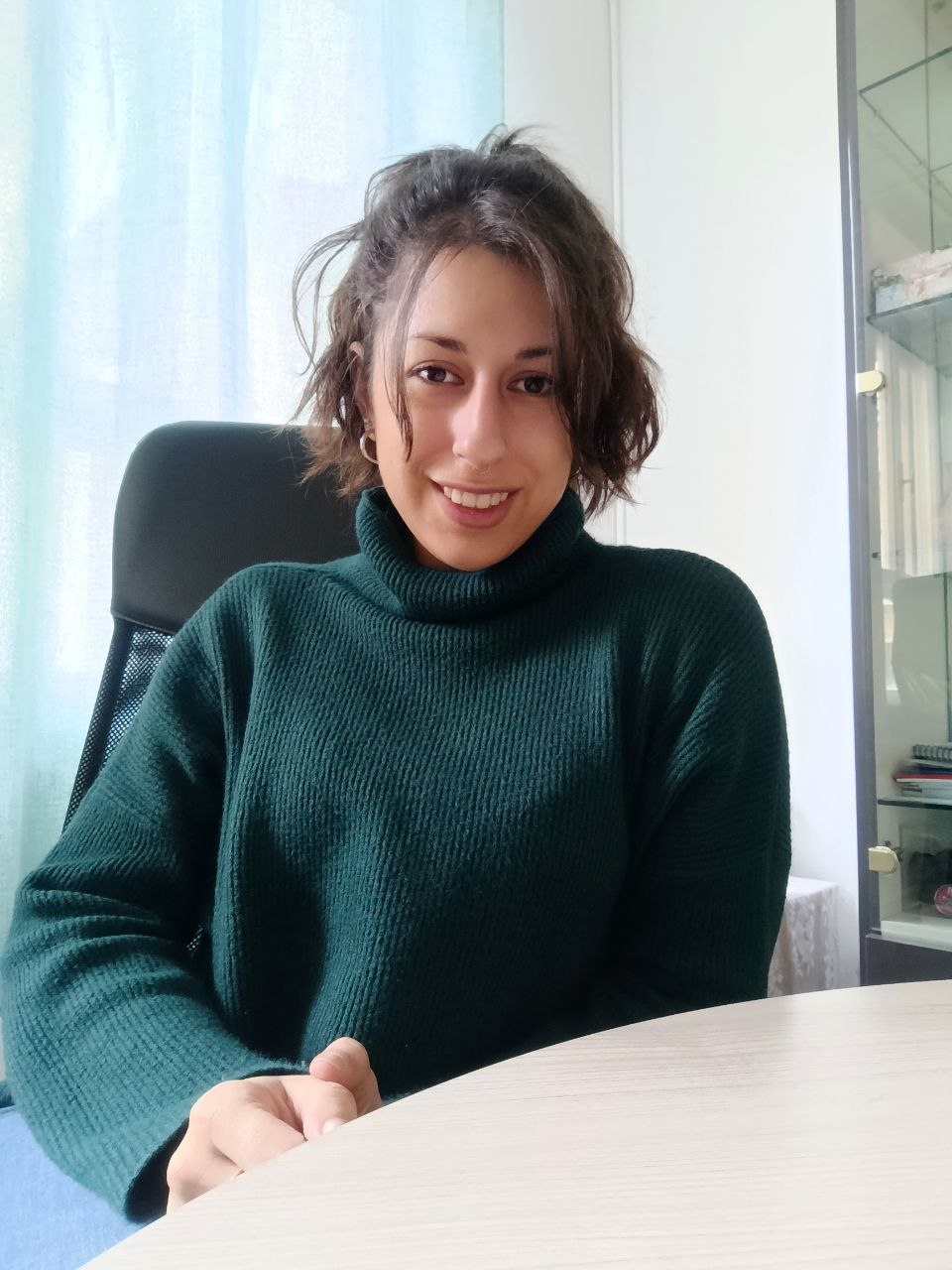 In questa foto è possibile osservare la Dottoressa Barbara Bruni Cerchier presso il suo studio.