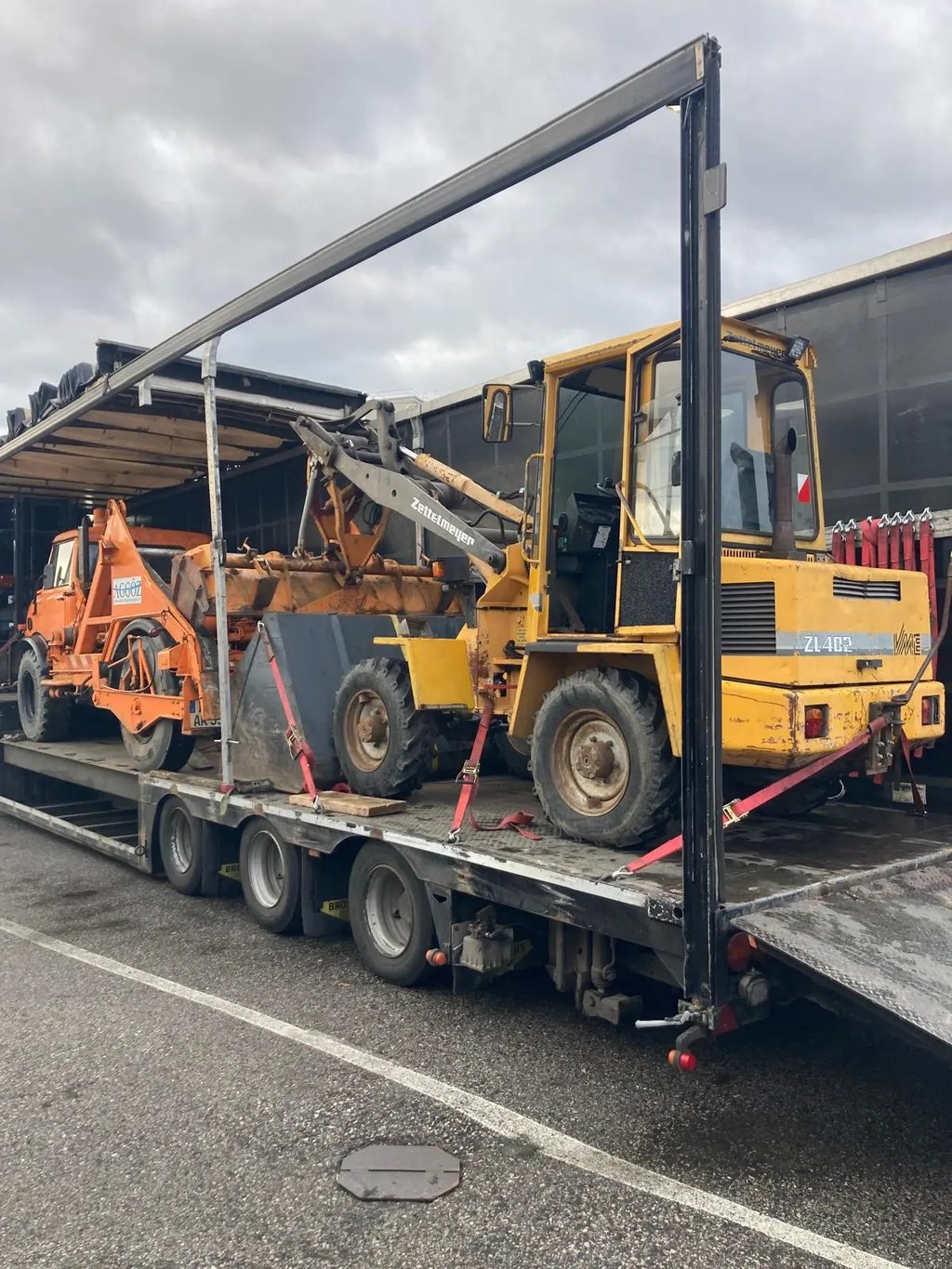 Radlader auf Tieflader mit Zubehör für Transport