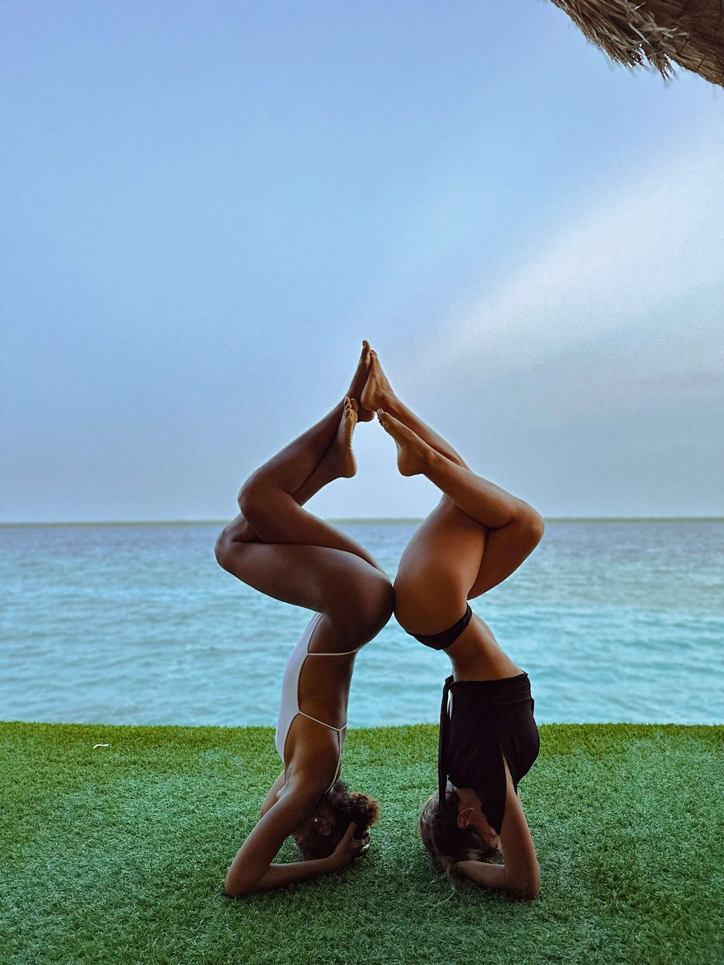 Mujeres disfrutando con vista a la laguna de los siete colores