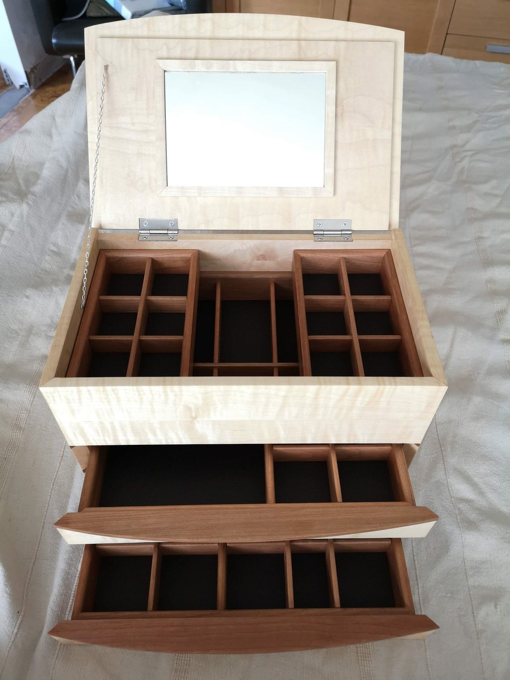 Boîte à bijoux en bois fabriquée sur mesure. Un bijou artisanal local.