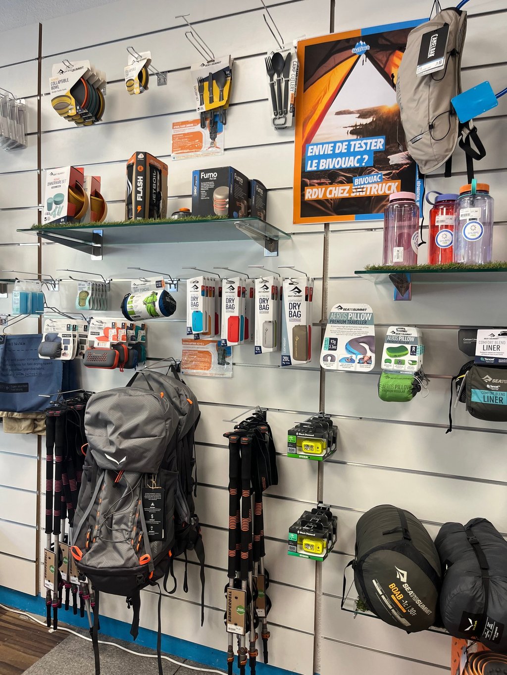 objets outdoor sur un mur de magasin