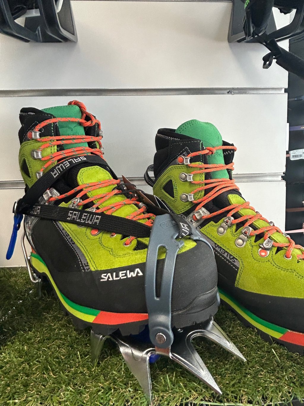 des chaussures d'alpinisme avec des crampons d'alpinisme
