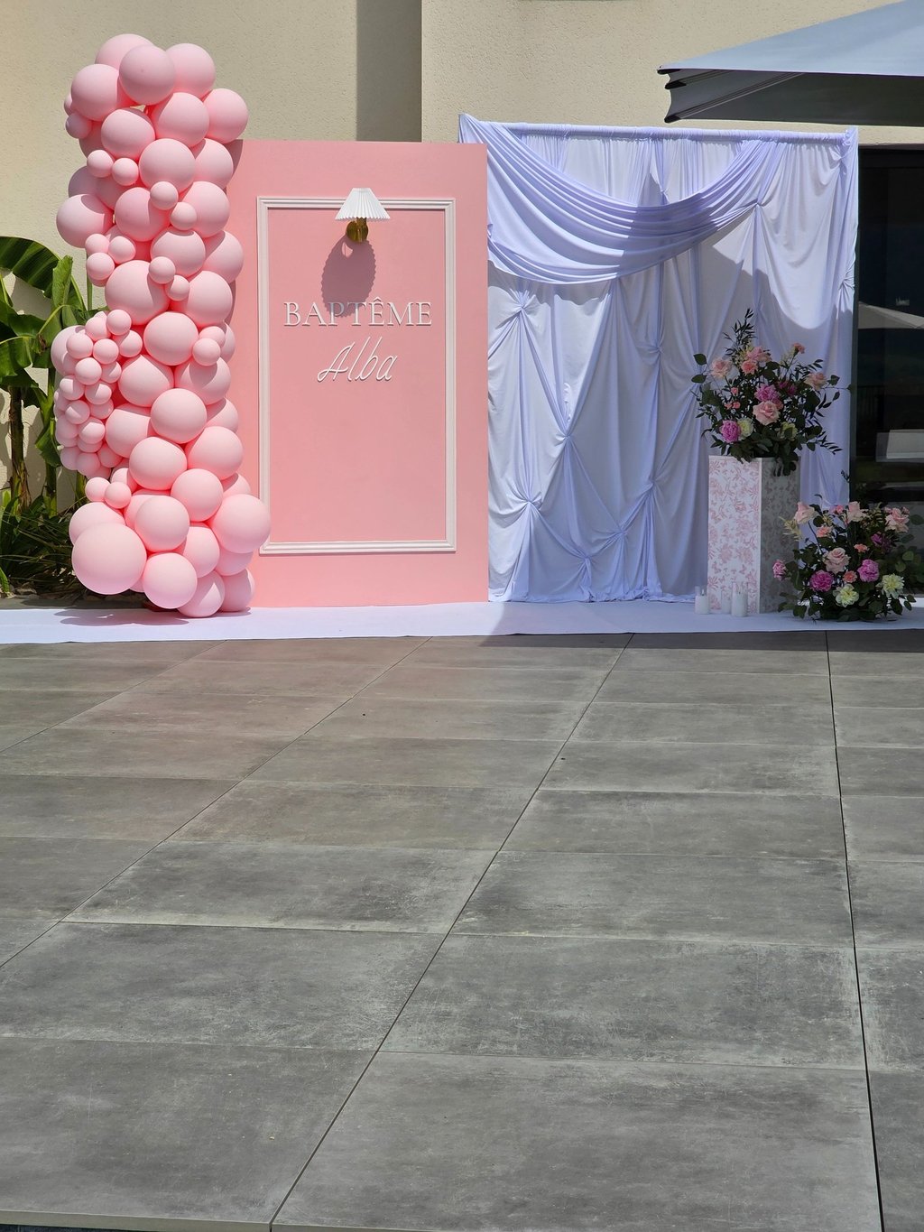 Décoration de baptême avec arche de ballons et panneau personnalisé réalisée par Ewel Events Millau