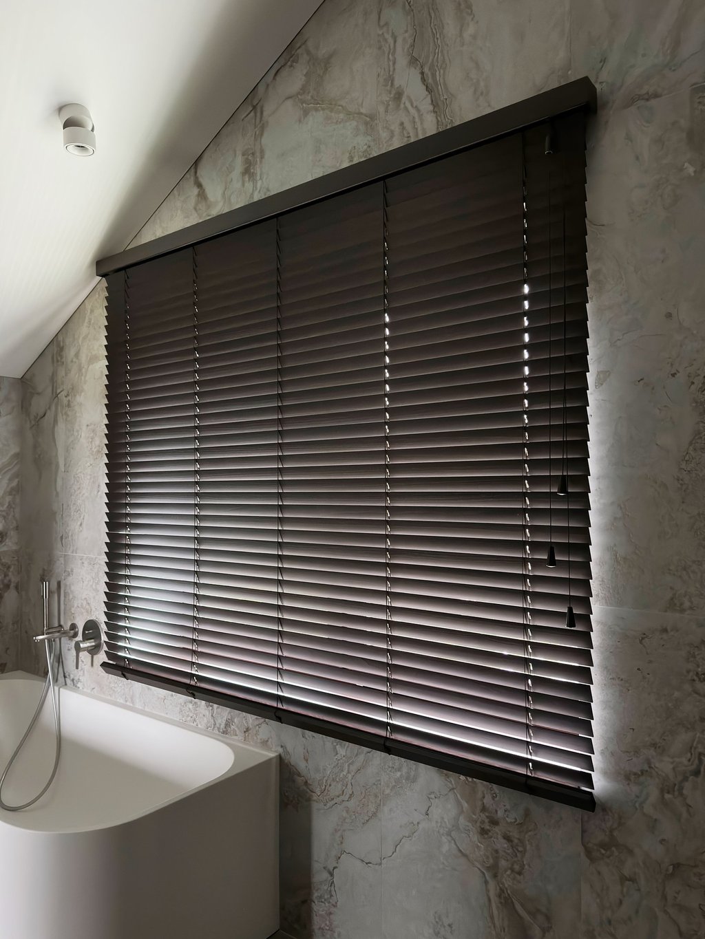 medinės žaliuzės voniai