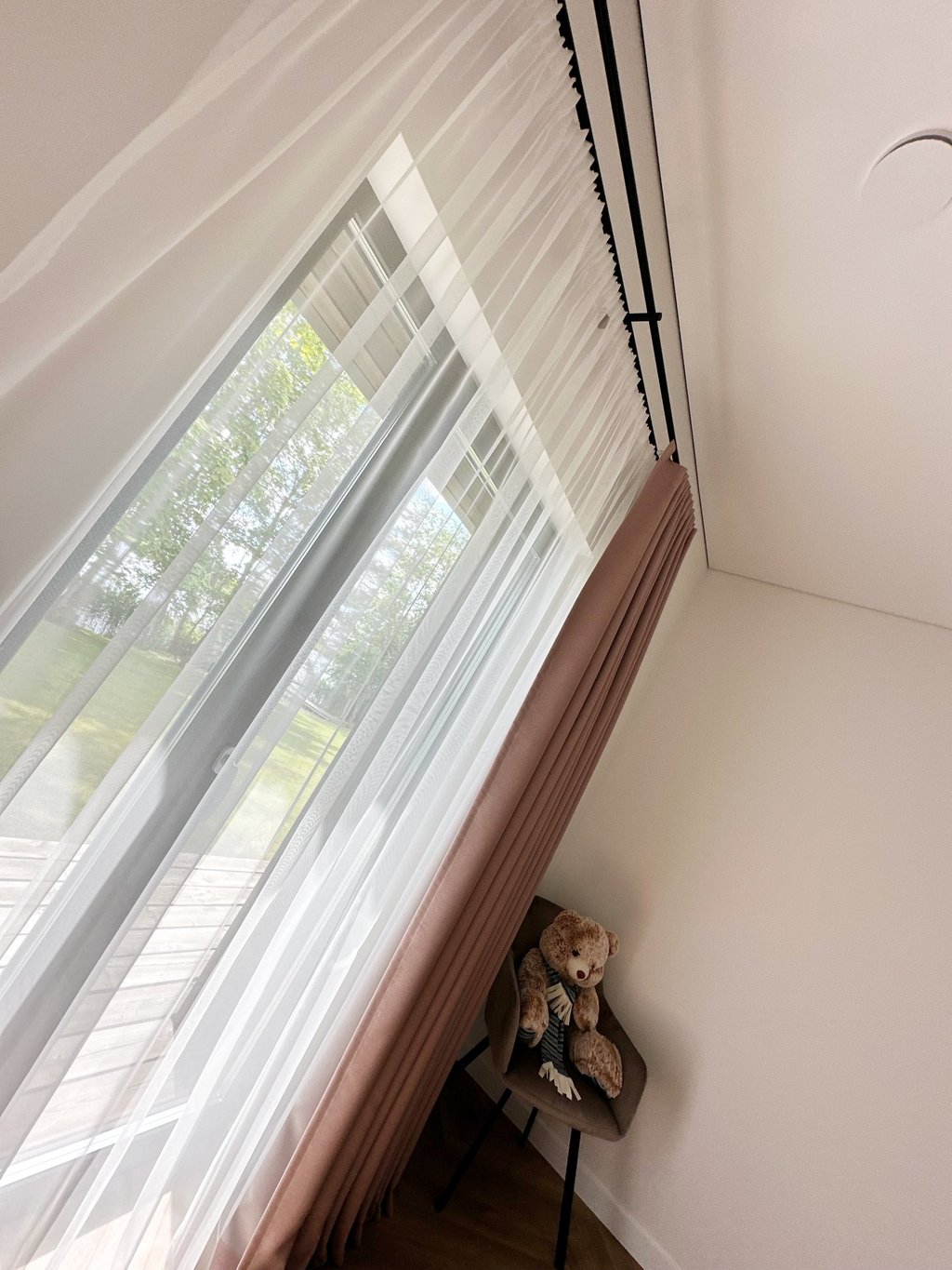 sieniniai modernūs karnizai