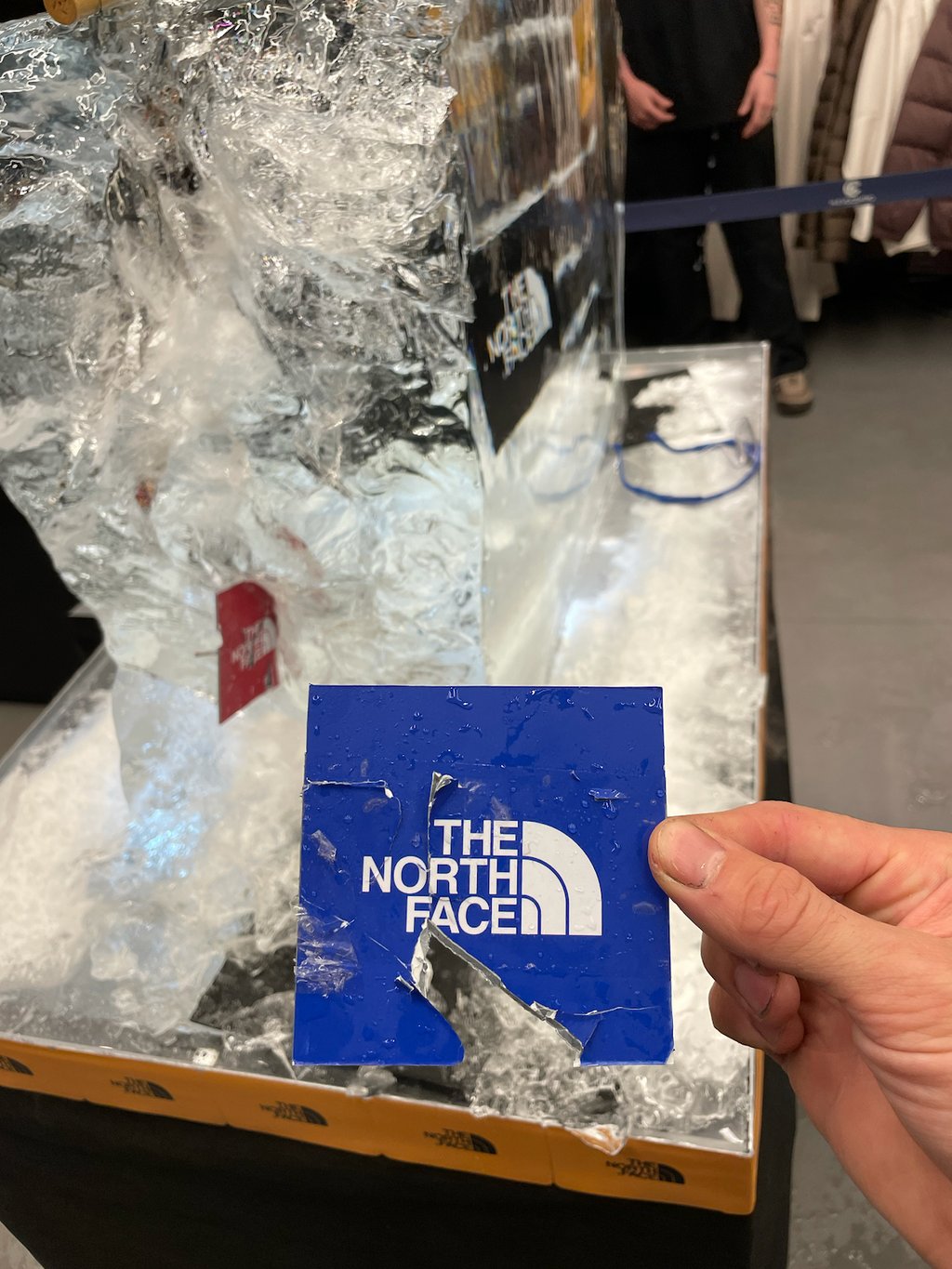 voucher the north face incrustado en hielo por sancho sculpture activacion de marca btl