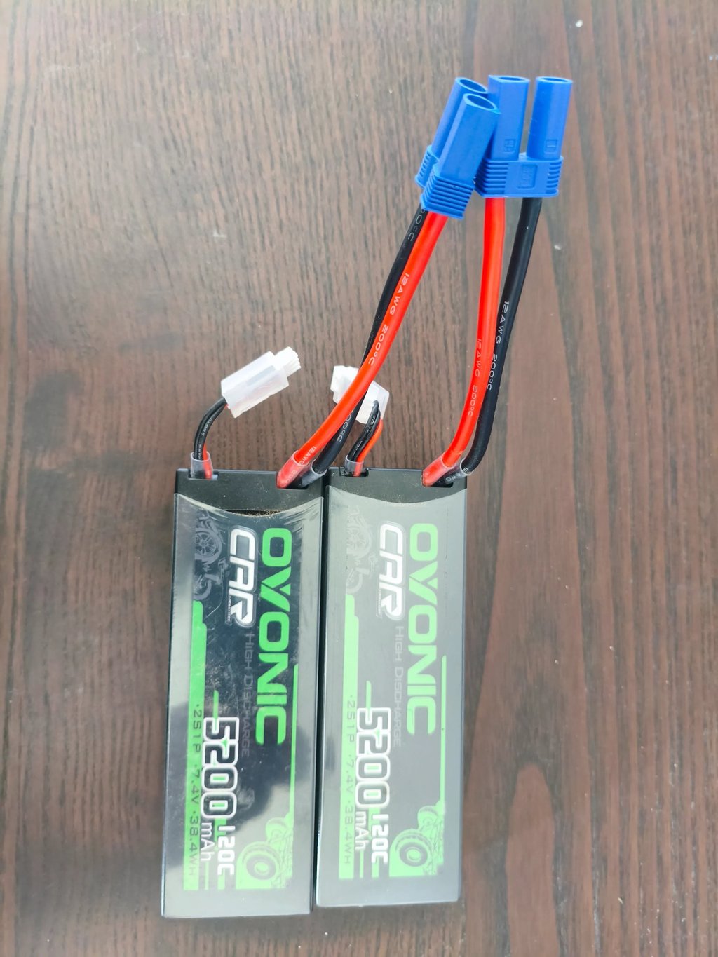 Análise de tamanho e formato stick pack de duas baterias LiPo Ovonic 2S 5200mAh juntas para review.
