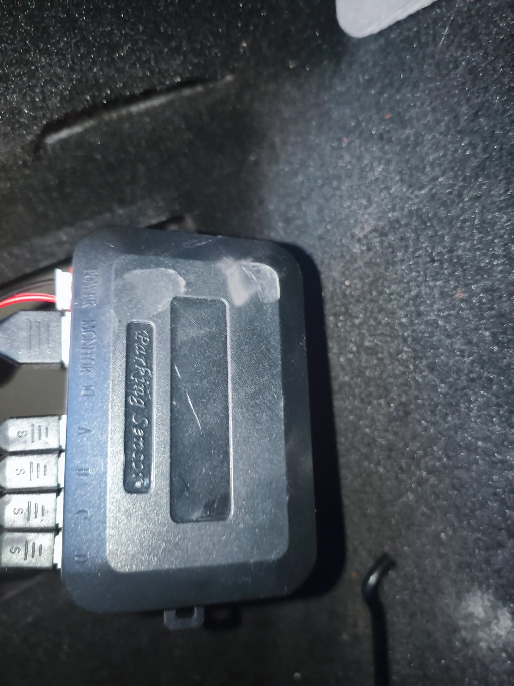Caixa de controlo do kit de sensores de estacionamento Aiupt instalada no carro
