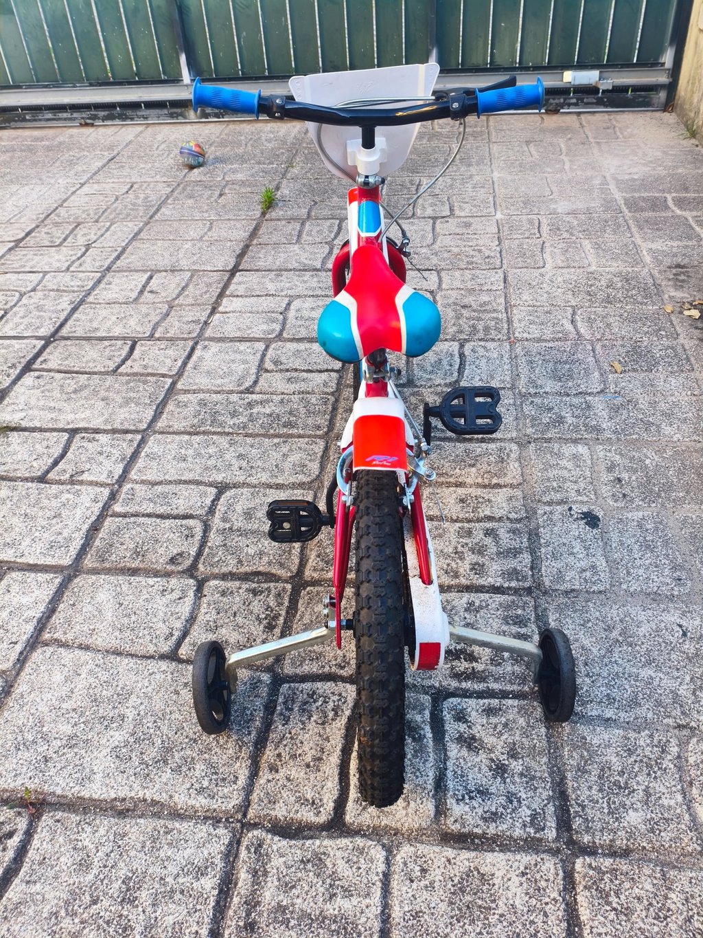 Dino Bikes 14 polegadas vista frontal com rodas de apoio e pedais