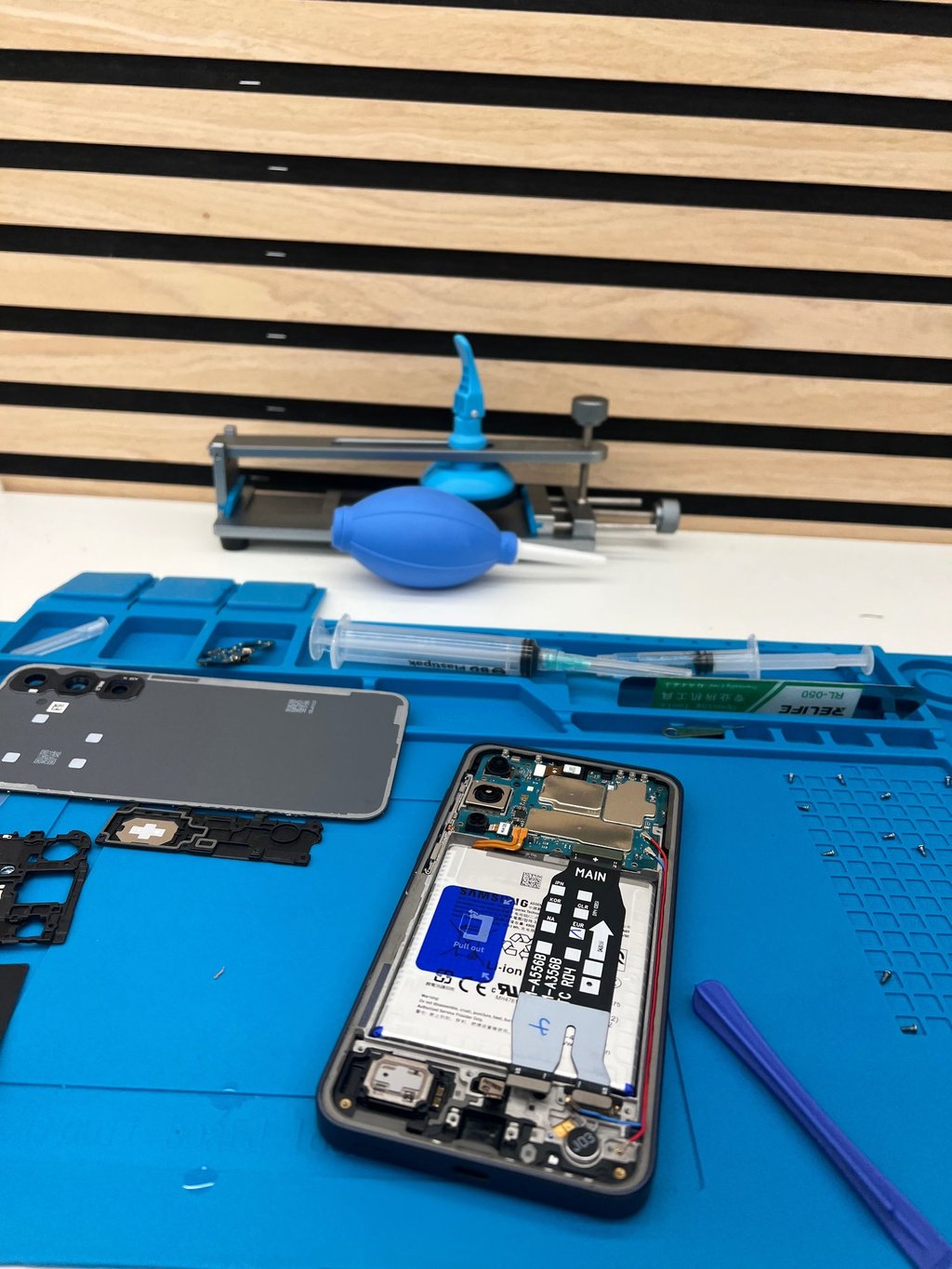 Diagnostic et recherche de panne sur smartphone Samsung ouvert en atelier.