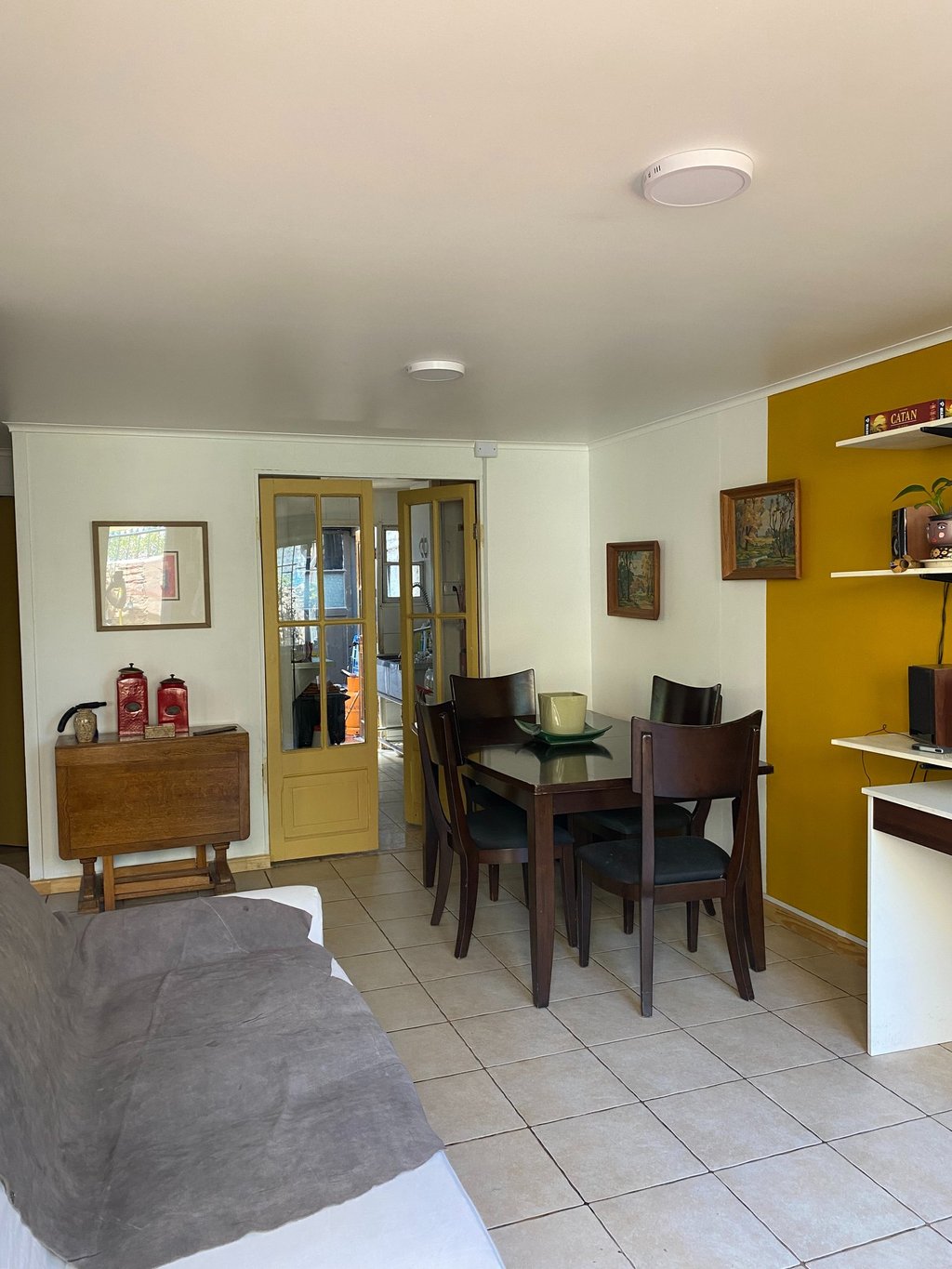 Diseño de comedor acogedor con luz natural y acabados en madera | diseño Studio Atípico