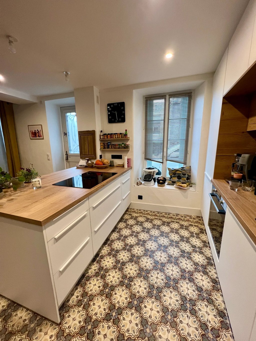 Îlot central en bois et blanc dans une cuisine sur mesure réalisée à Caen - Baïa Home