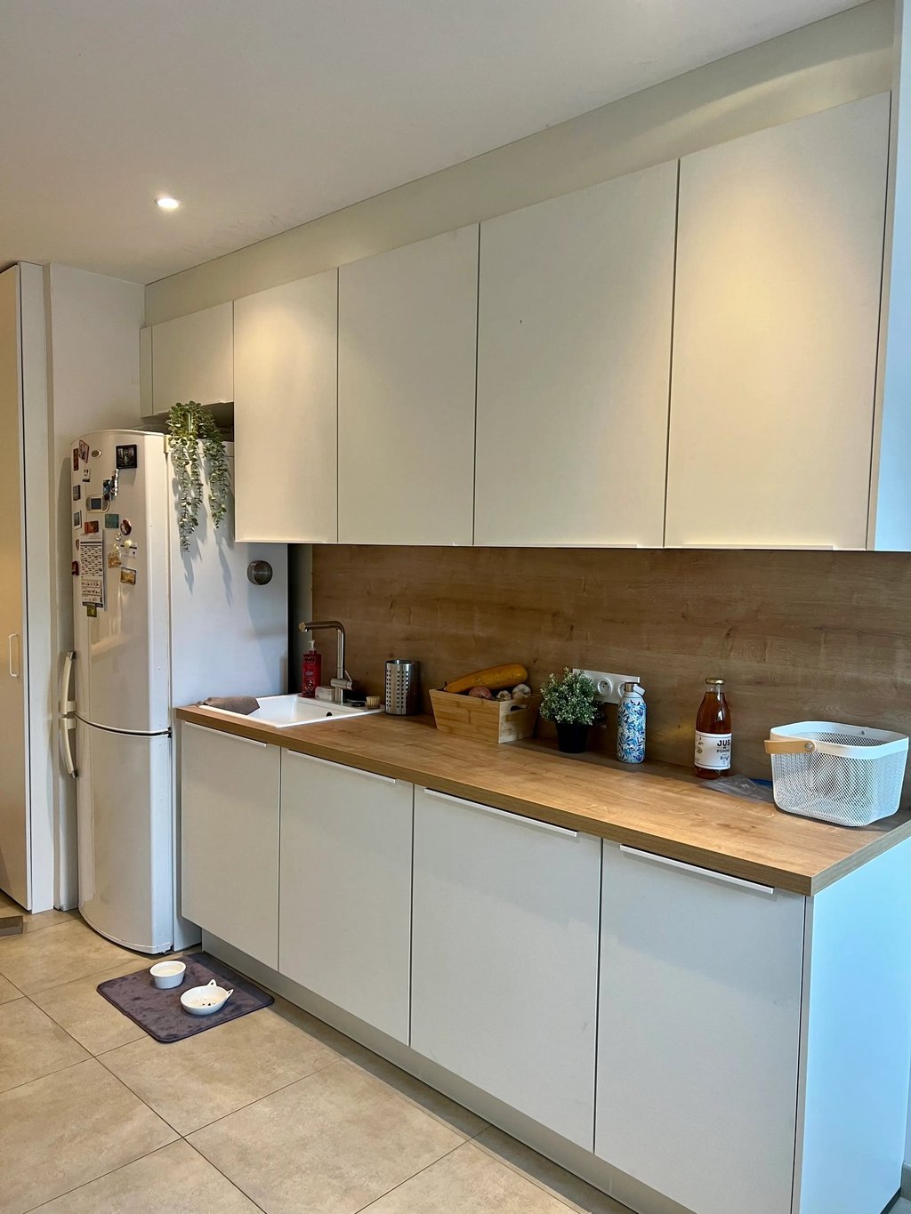 Aménagement de buanderie sur mesure à Caen avec plan de travail en bois et nombreux rangements