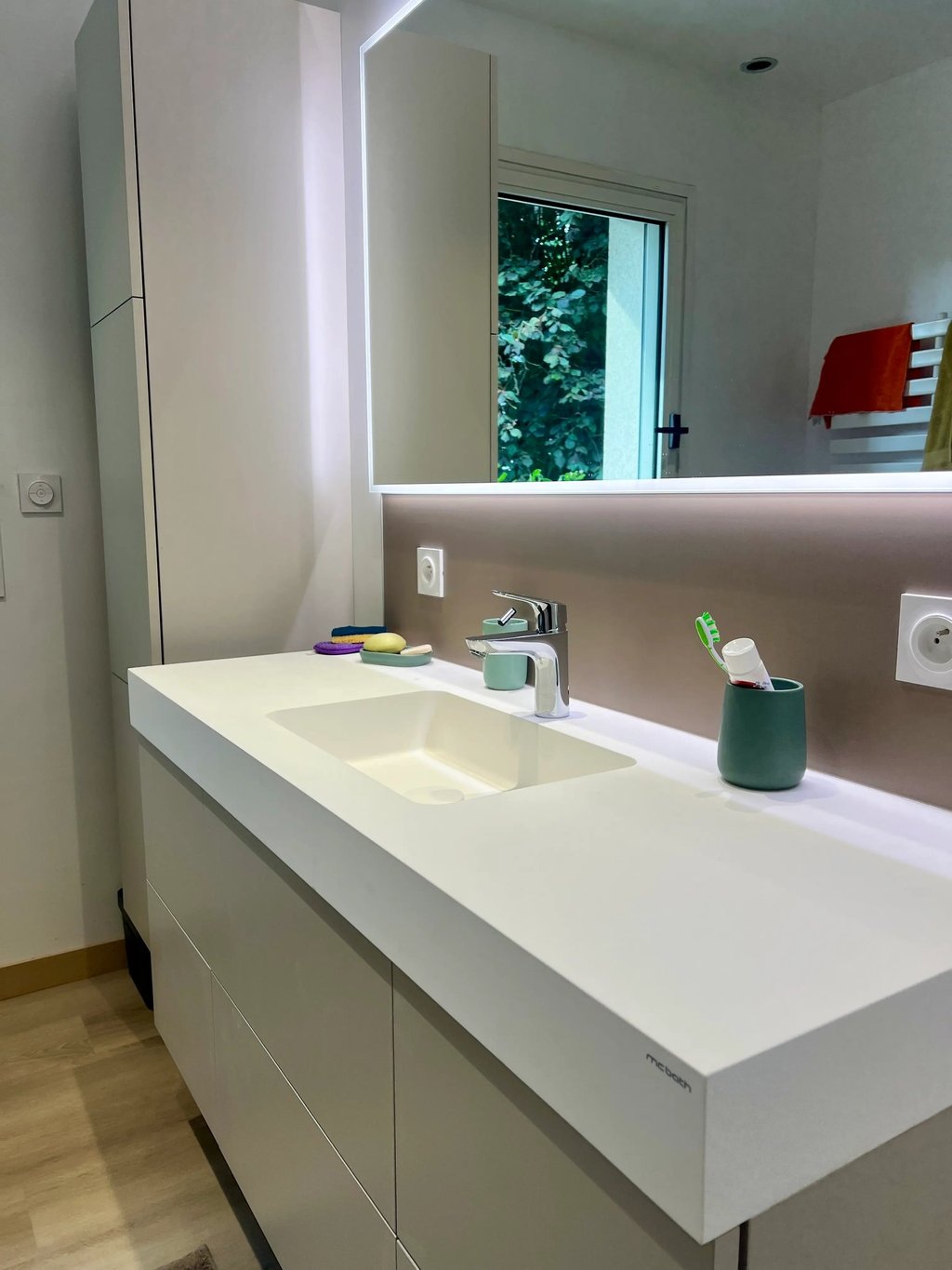 Miroir LED et meuble suspendu salle de bain réalisée par Baïa Home