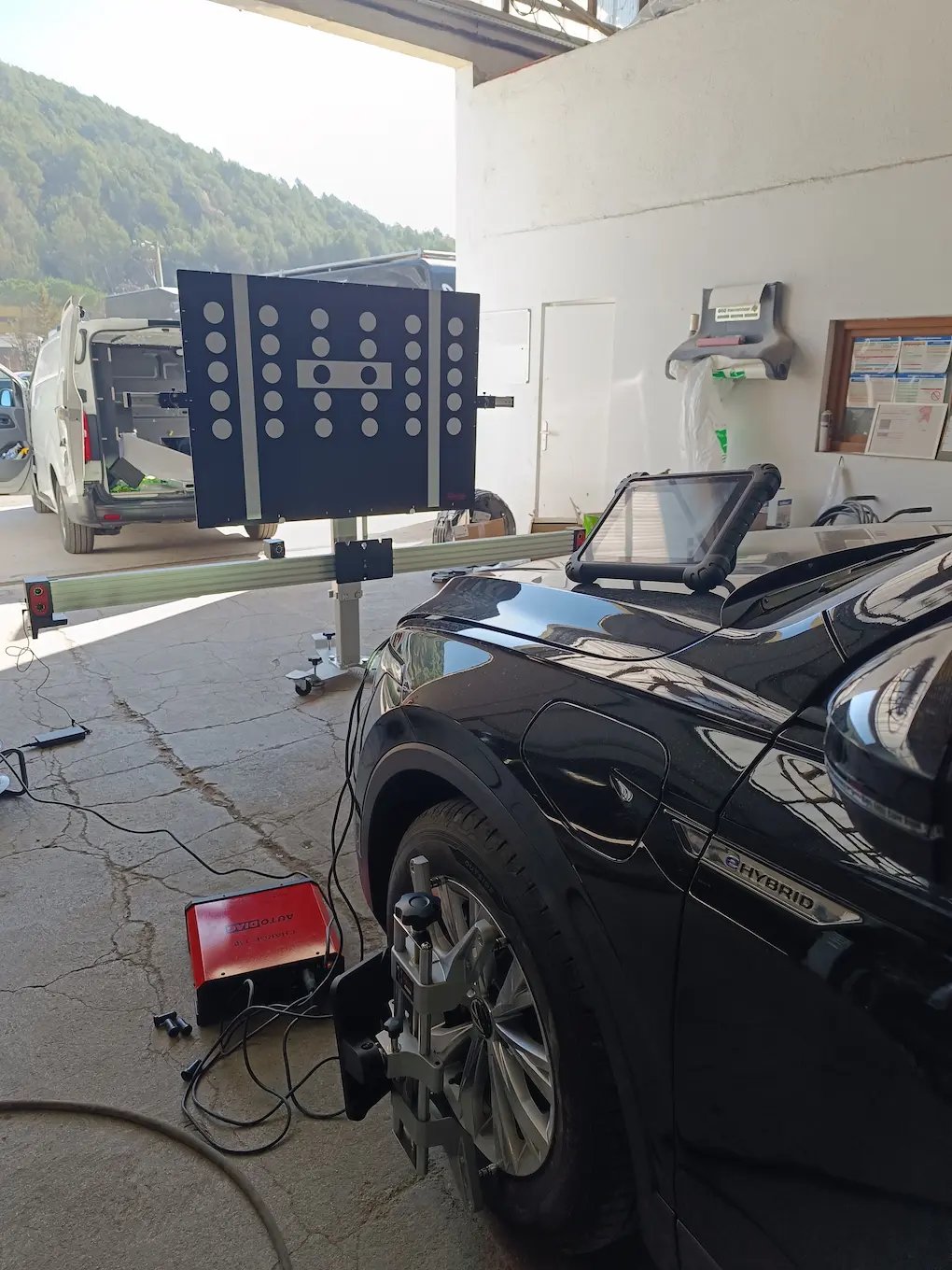 Technicien EdasTec effectuant un calibrage ADAS sur un véhicule