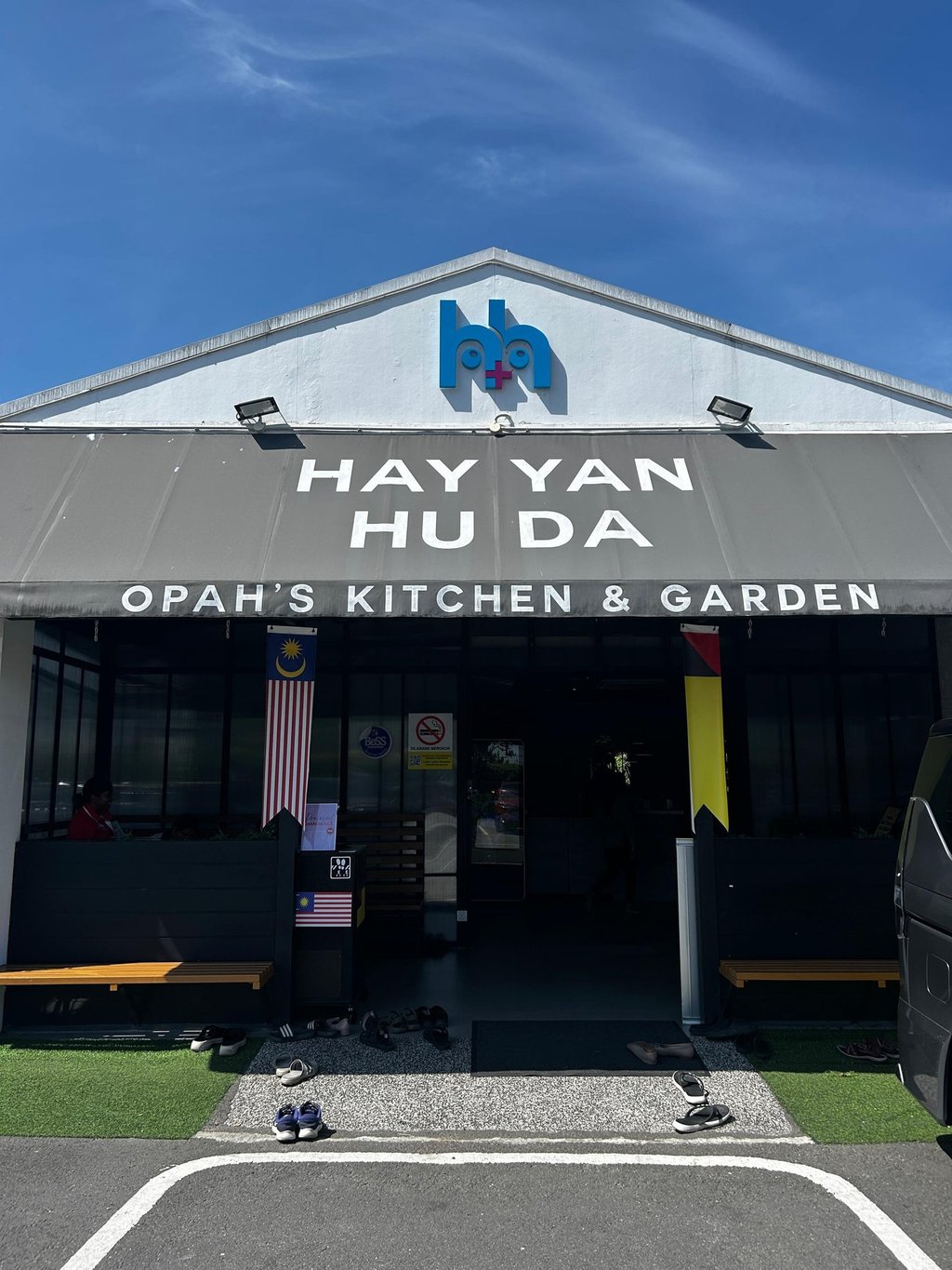 outlet pertama hayyan huda