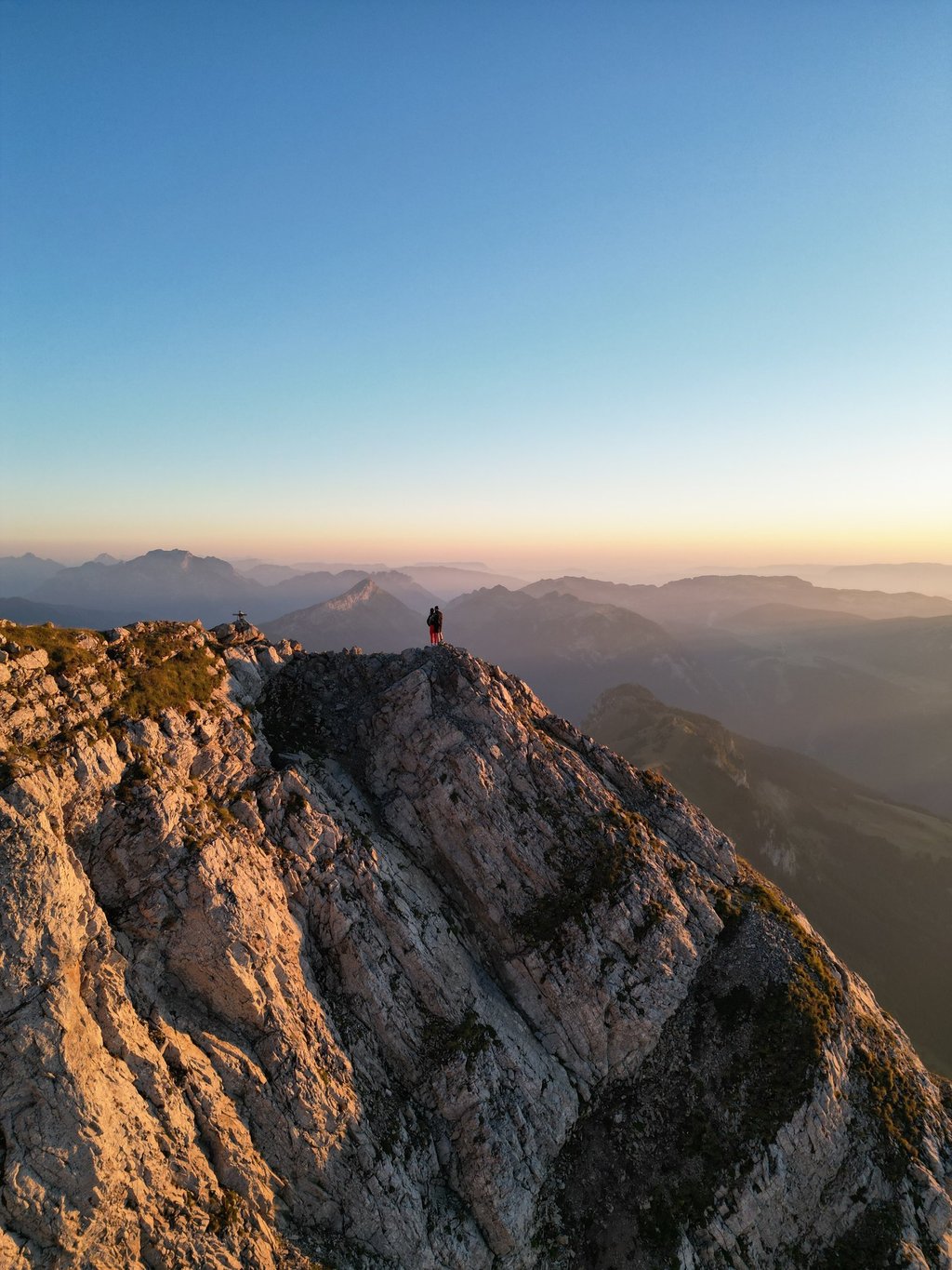 Prise de vue aérienne par drone dans les Alpes – Montagne en Drone