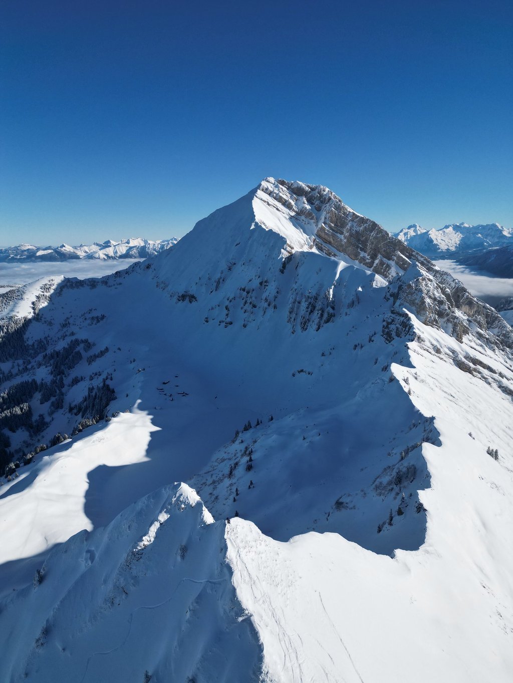 Prise de vue aérienne par drone dans les Alpes – Montagne en Drone