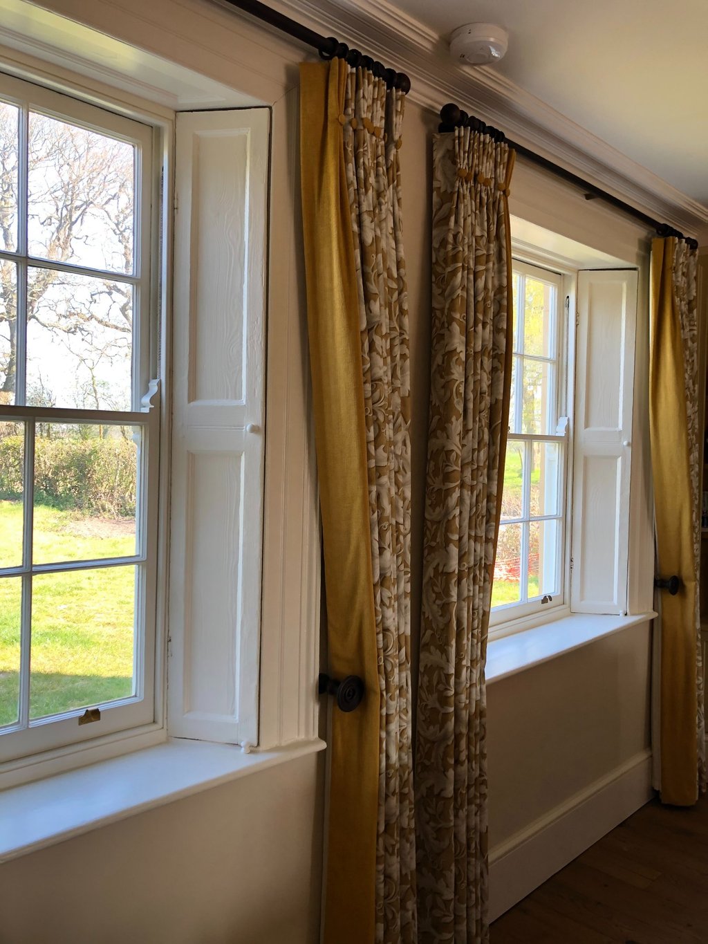 Curtains with a leading edge