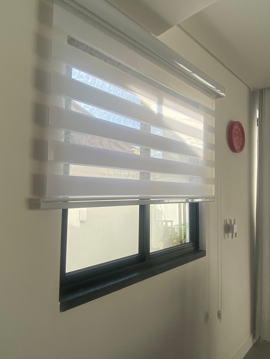 Instalar persianas e relógio de parede