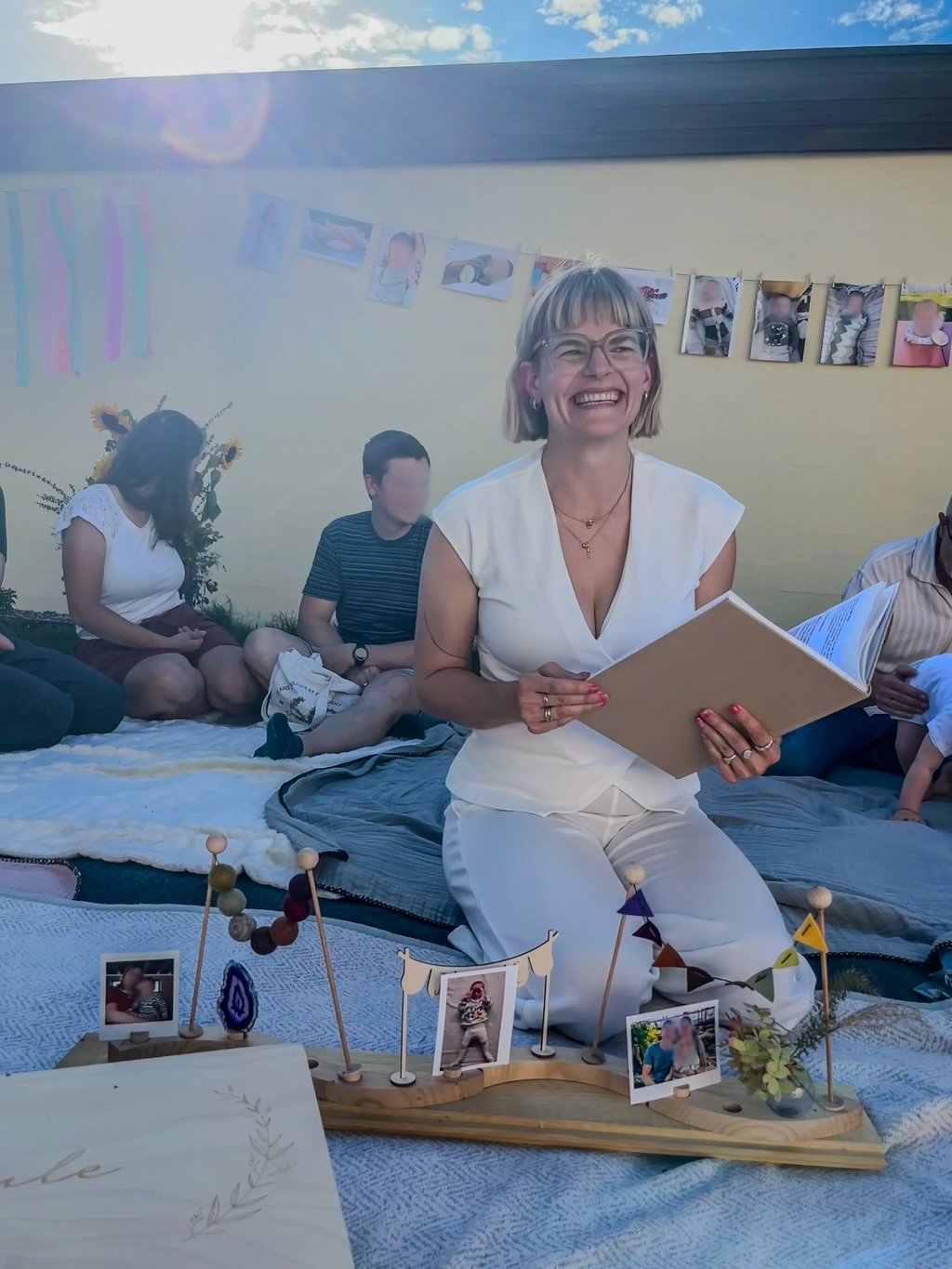 Traurednerin Silke begleitet ein Kinderwillkommensfest und liest eine persönliche Zeremonierede vor.