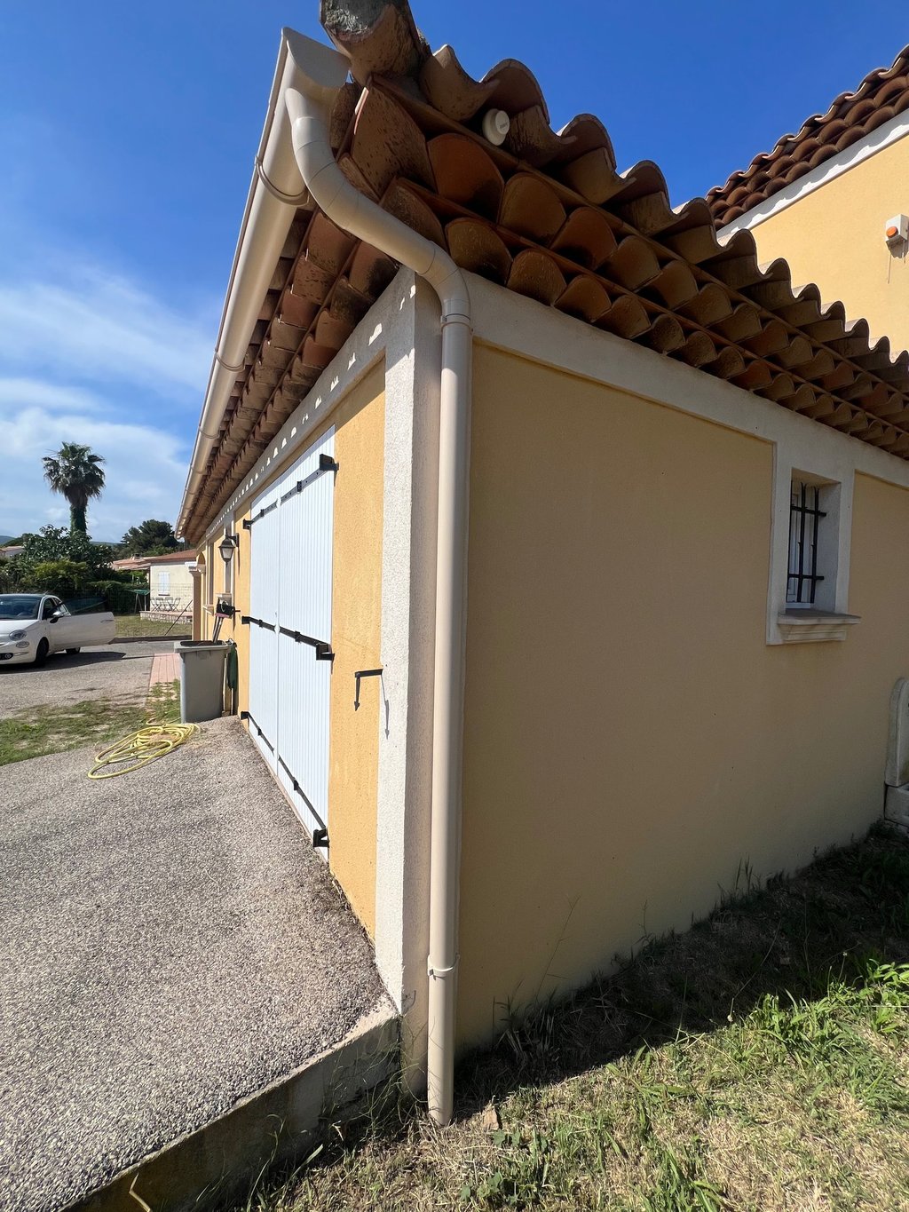 maison avec gouttière beige 