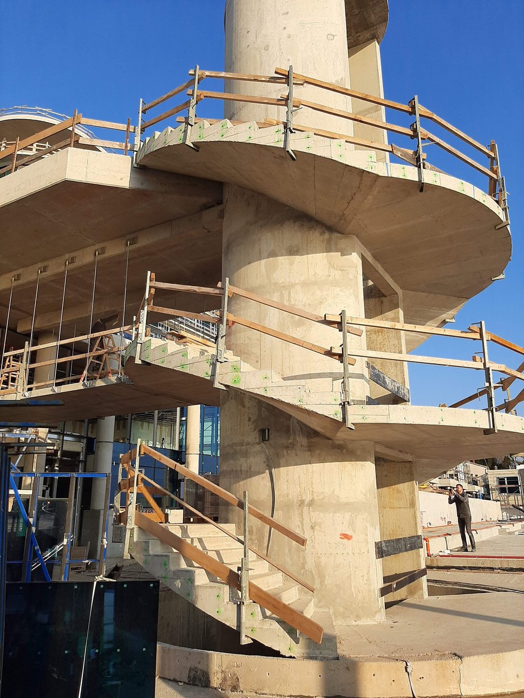 Spiralno stubište u procesu građenja kojem nedostaje staklena ograda