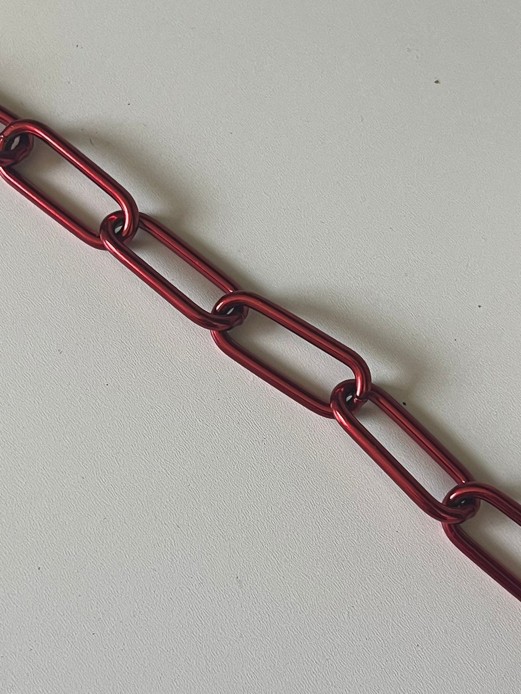 Runder Kreis mit einem Farbmuster mittig eine Kette in Candy, Hundekette, Pulverbeschichtet