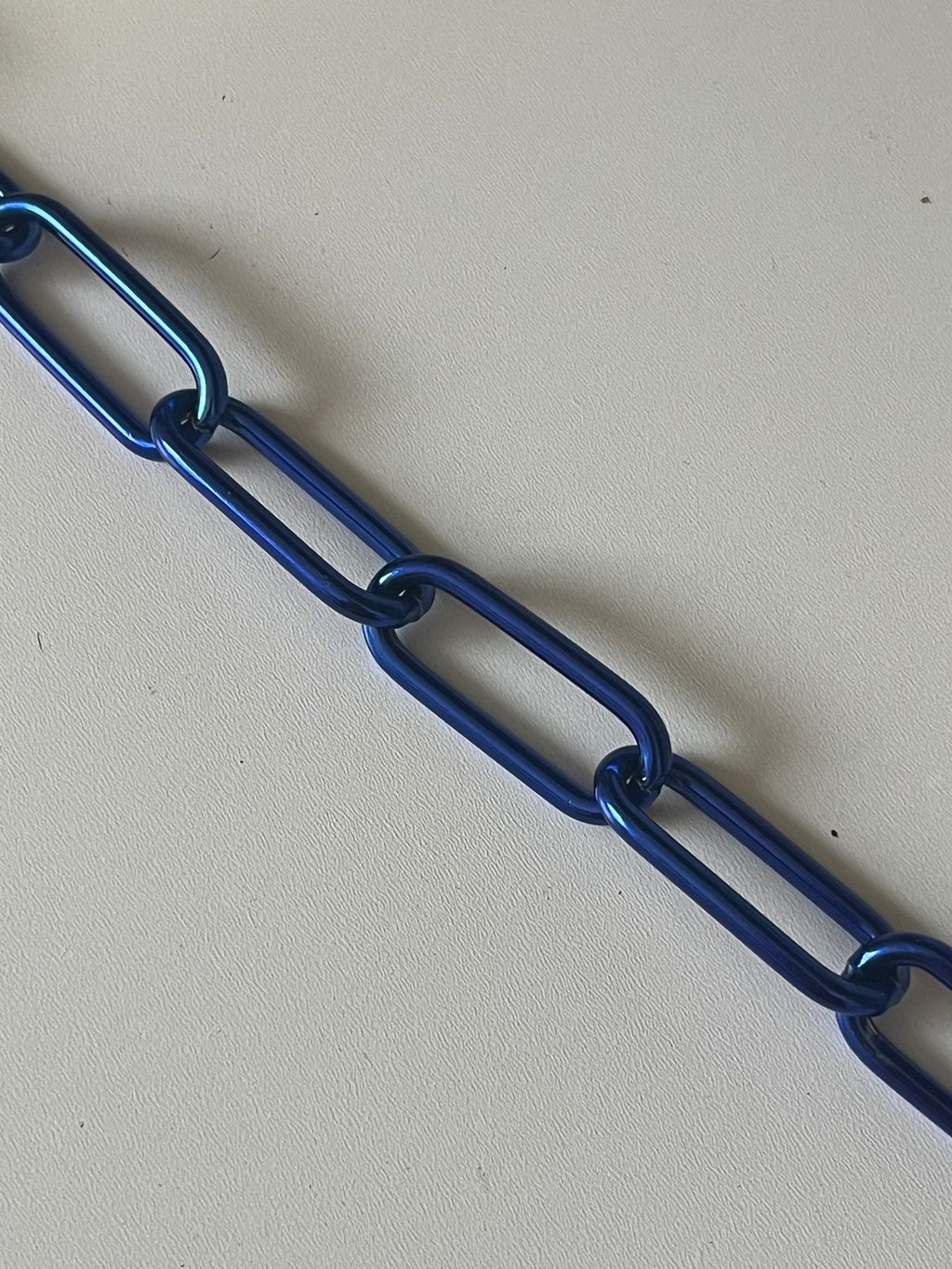 Runder Kreis mit einem Farbmuster mittig eine Kette in Candy, Hundekette, Pulverbeschichtet