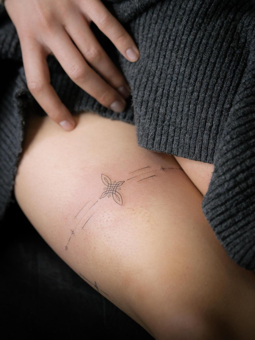 Fine line abstract geometric tattoo on ribs – Sinkply Zürich