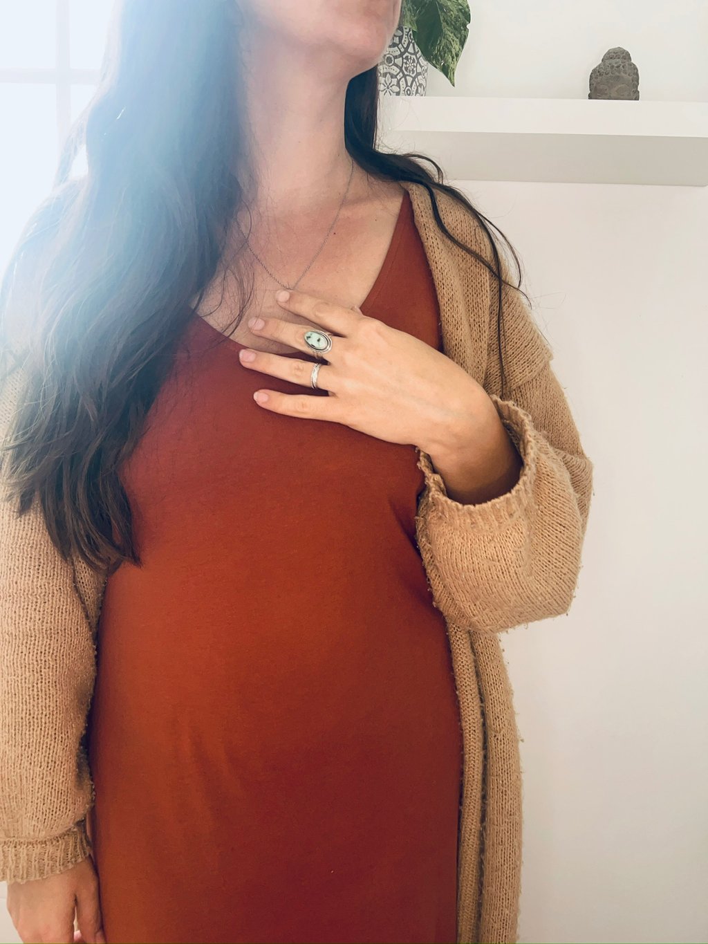 Anne-Sophie Serafin Praticienne en soin énergétique à Cognac, main sur le coeur, une approche douce