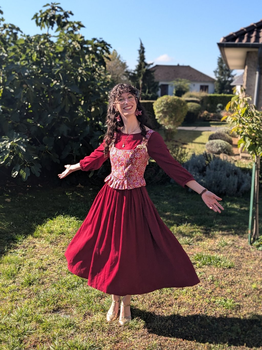Aude Fy en robe rouge et corset folklorique