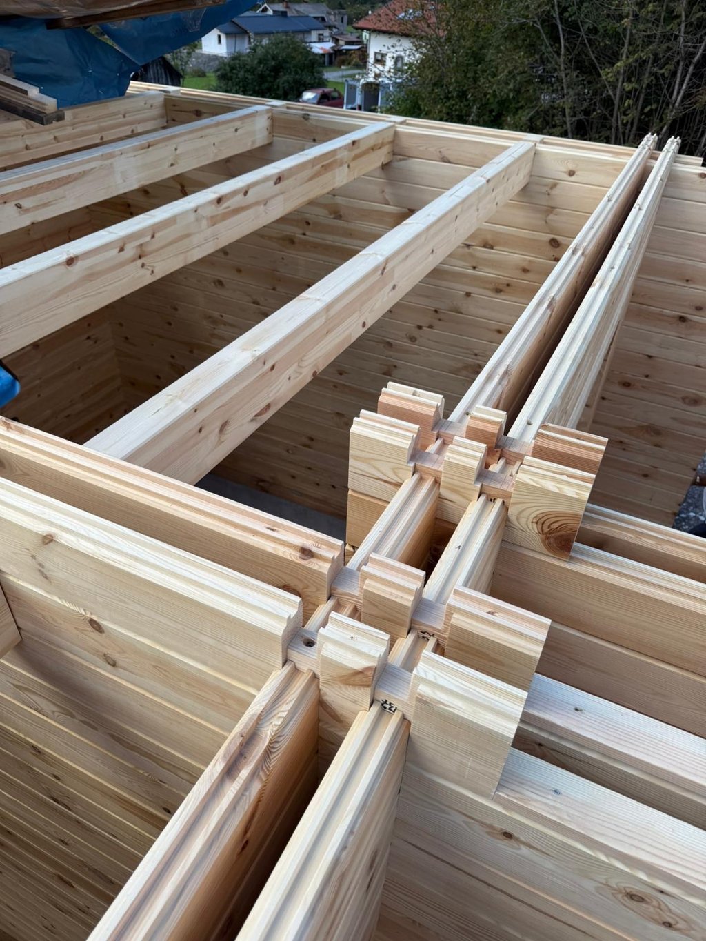 Medinio namo sienų sujungimai ir medinių sijų montavimas