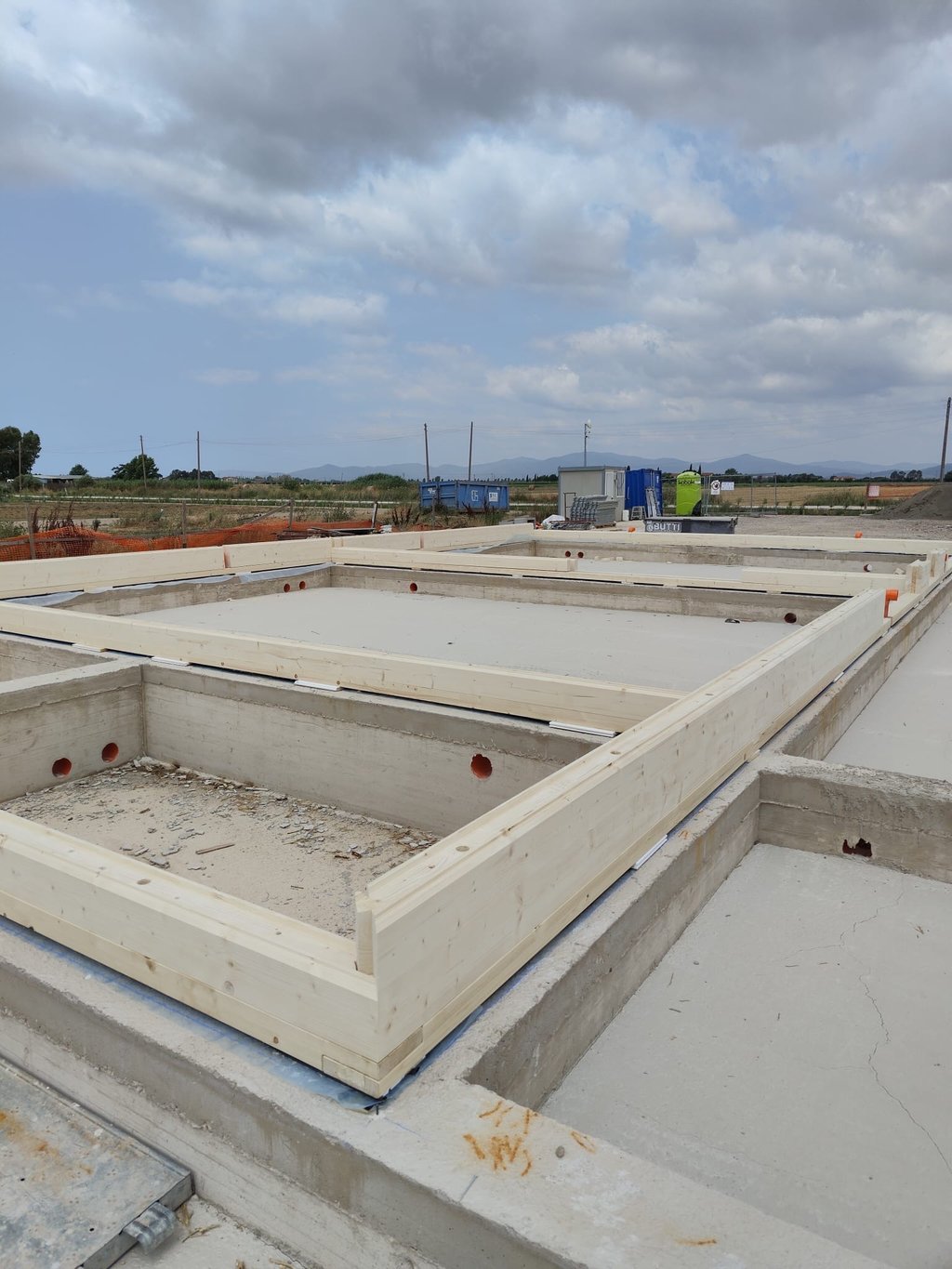 Medinio namo sienų montavimas ant betoninių pamatų