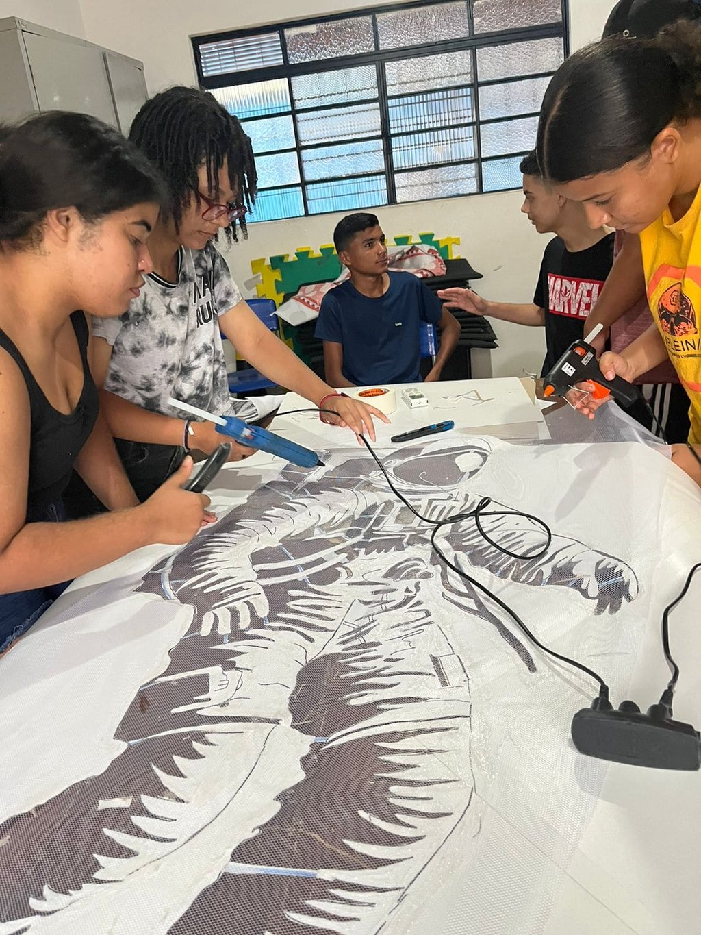 Sérgio e Amanda com alunos – Artistas e alunos ao final das oficinas, celebrando as novas criações