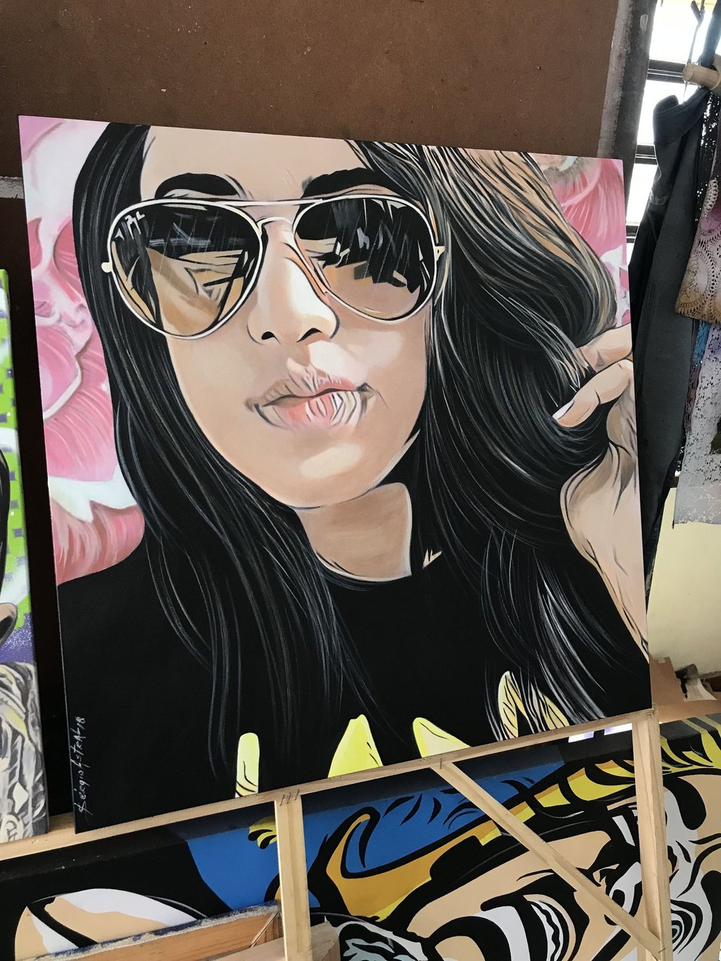 Rosto de mulher em estilo pop-art, com uma mistura de padrões e texturas