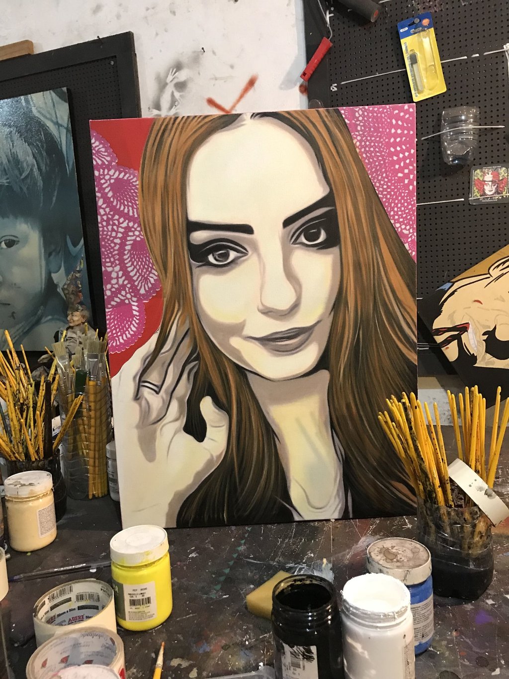 Rosto de mulher em estilo pop-art, cores e texturas em tinta acrílica sobe tela