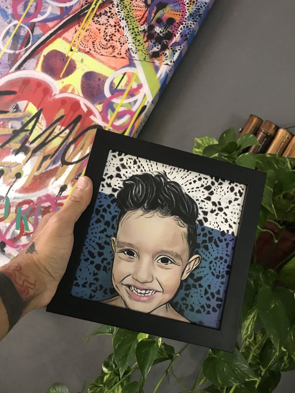 Rosto de criança em estilo pop-art com cores vibrantes