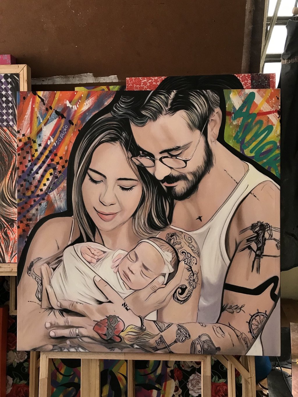 Casal sorrindo em obra de arte personalizada.