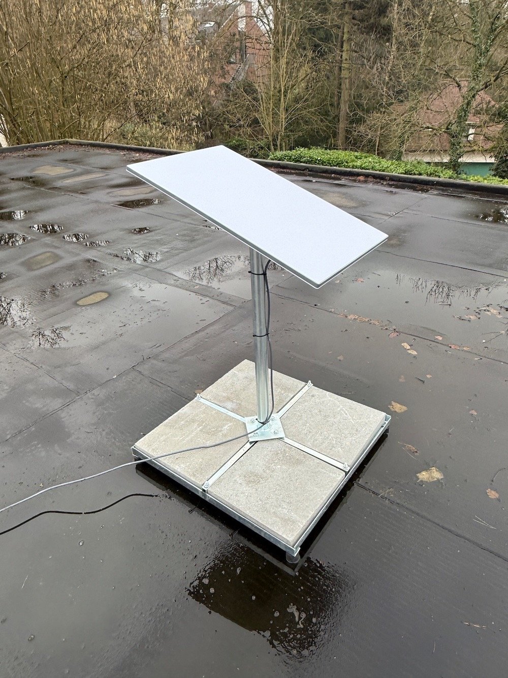 Antenne Starlink sur pied au sol