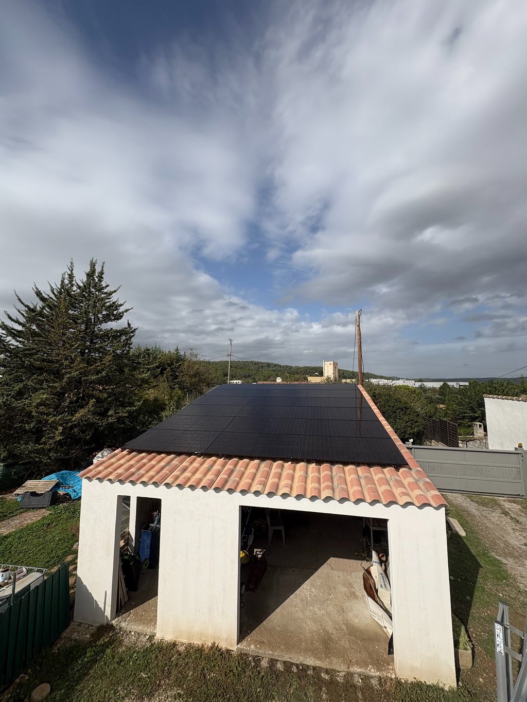 Installation de panneaux photovoltaïques réalisée par la société ALSUN ENERGY