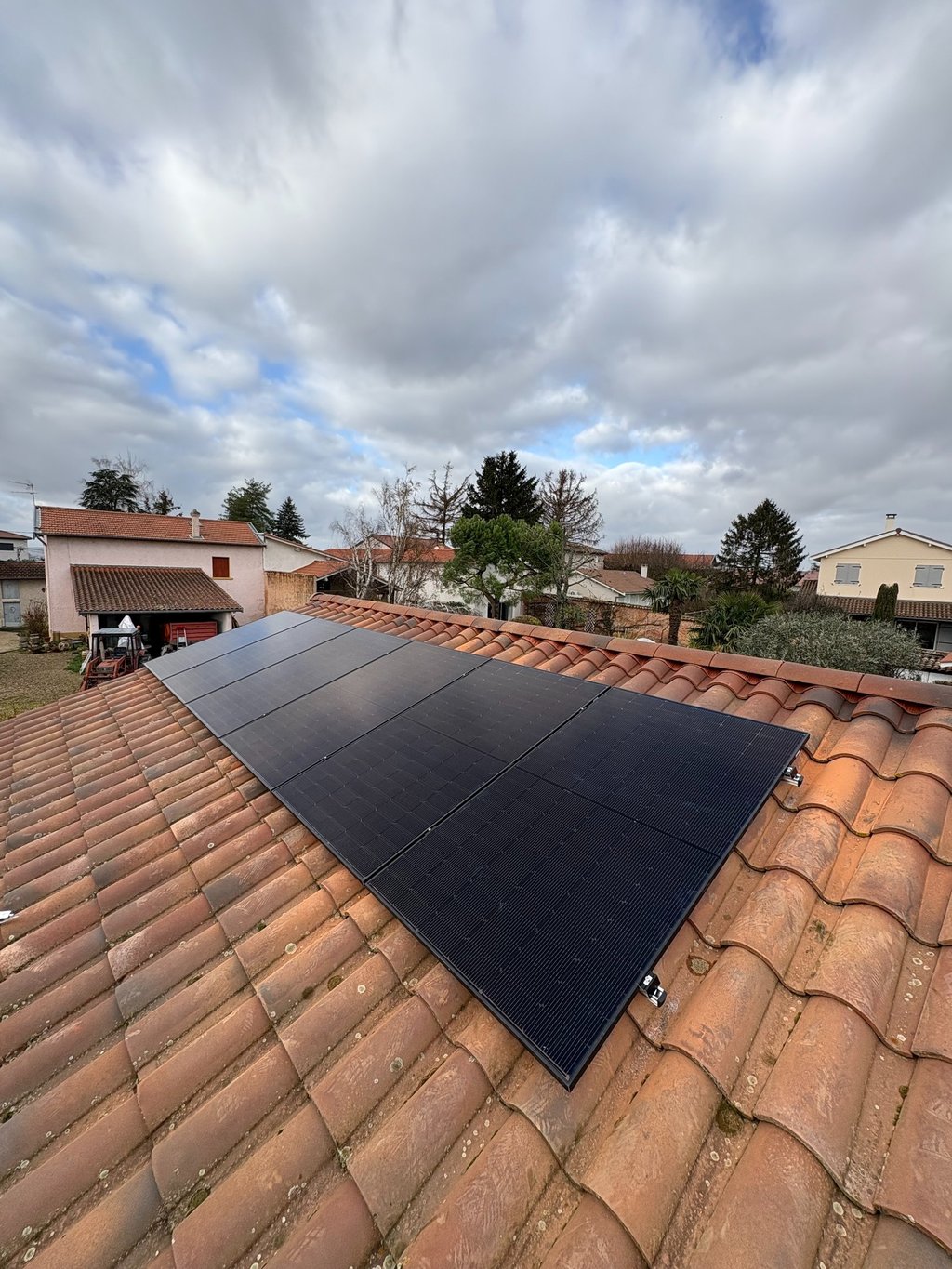 Installation de panneaux photovoltaïques réalisée par la société ALSUN ENERGY