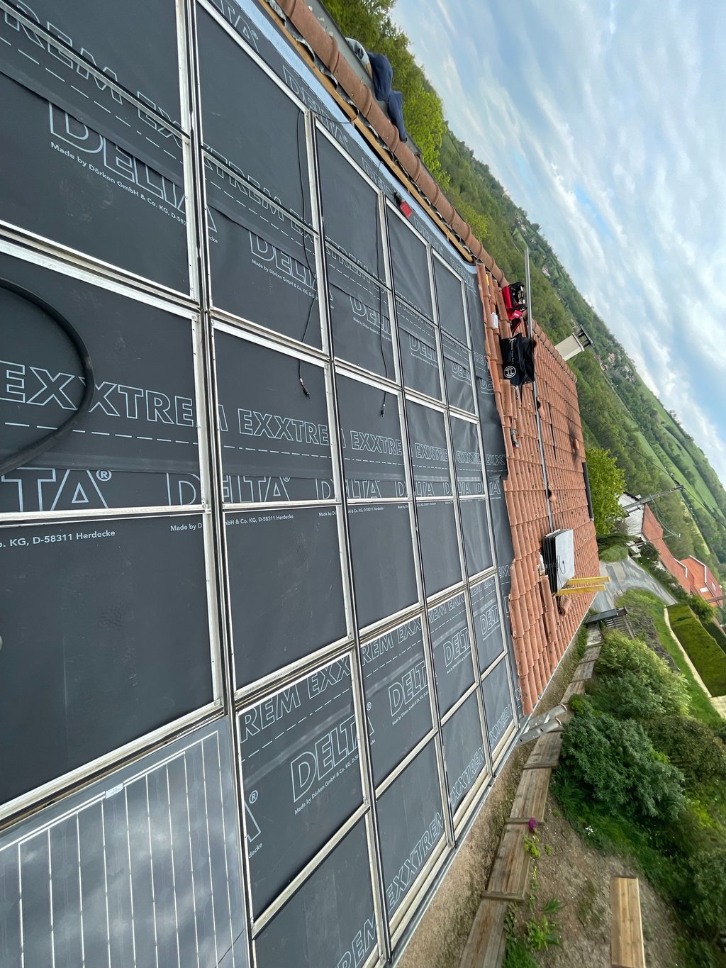 Installation de panneaux photovoltaïques réalisée par la société ALSUN ENERGY