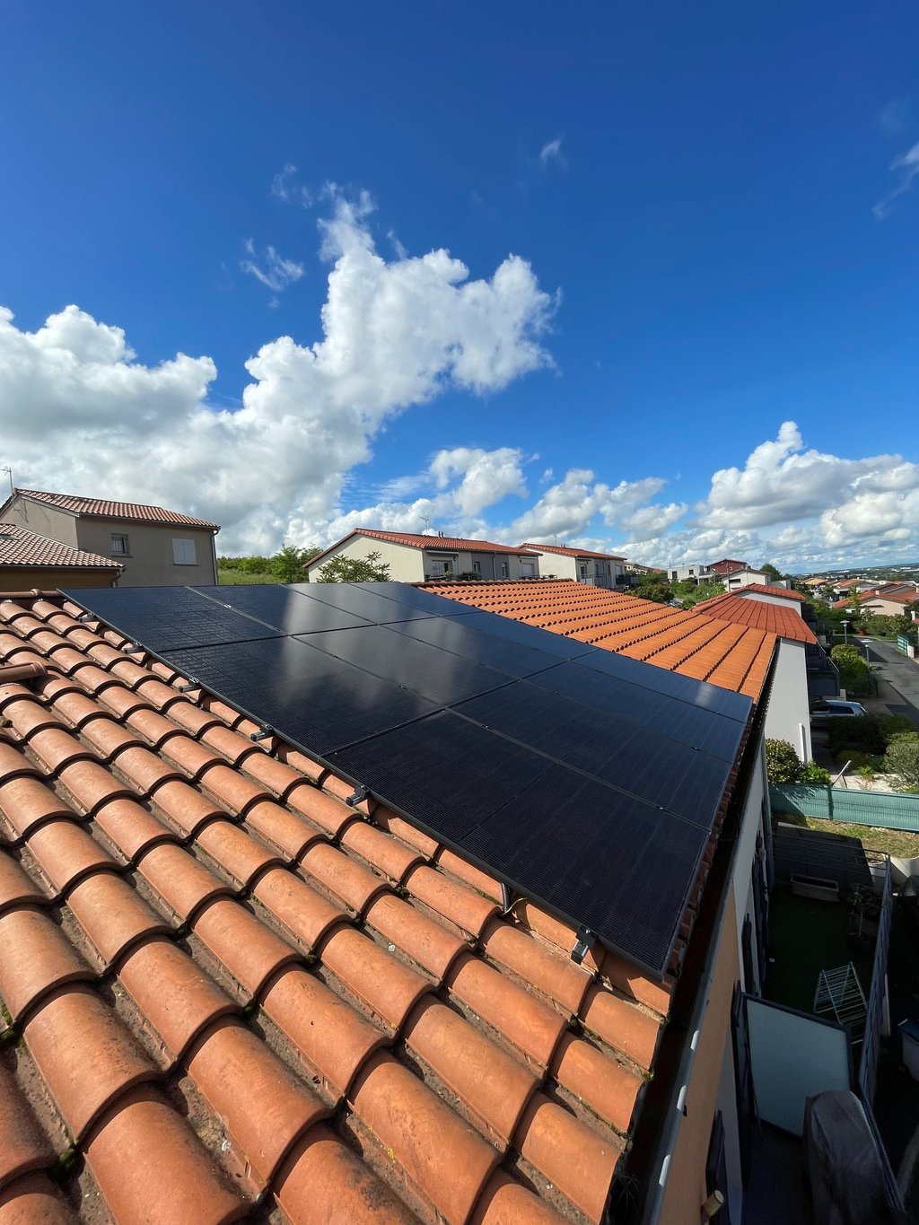 Installation de panneaux photovoltaïques réalisée par la société ALSUN ENERGY