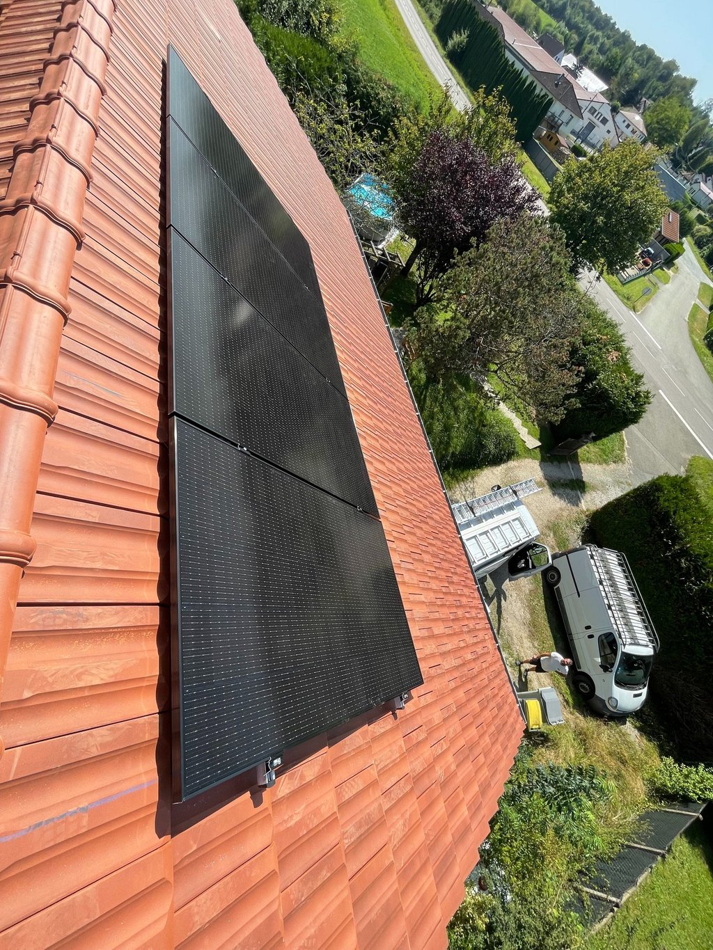 Installation de panneaux photovoltaïques réalisée par la société ALSUN ENERGY