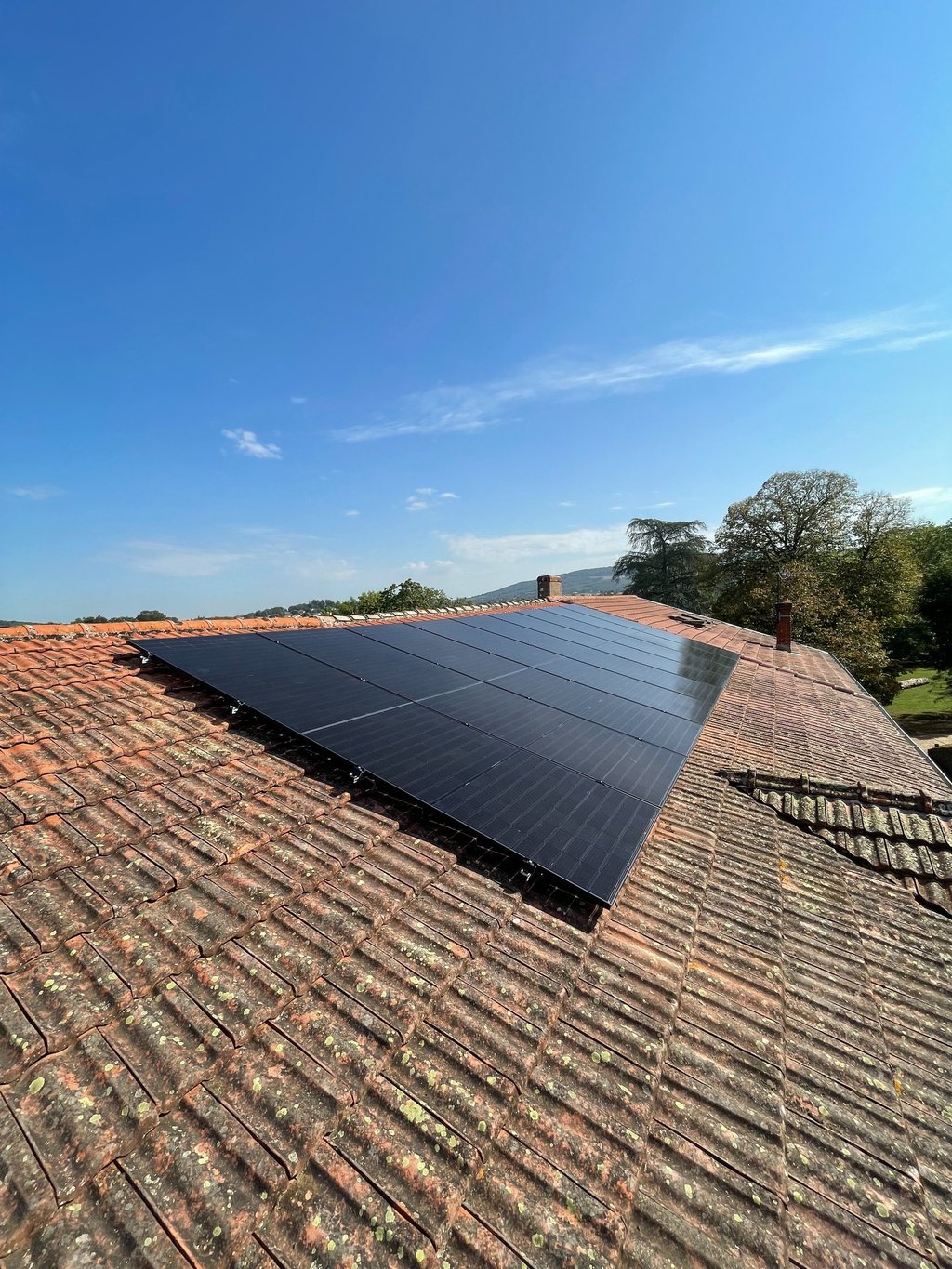 Installation de panneaux photovoltaïques réalisée par la société ALSUN ENERGY
