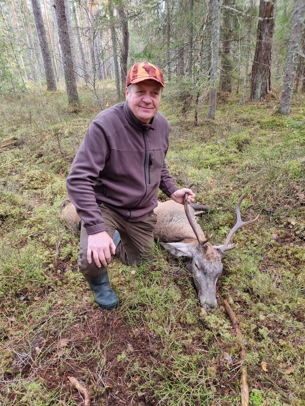 Jagdmeister mit Jagdtrophäe