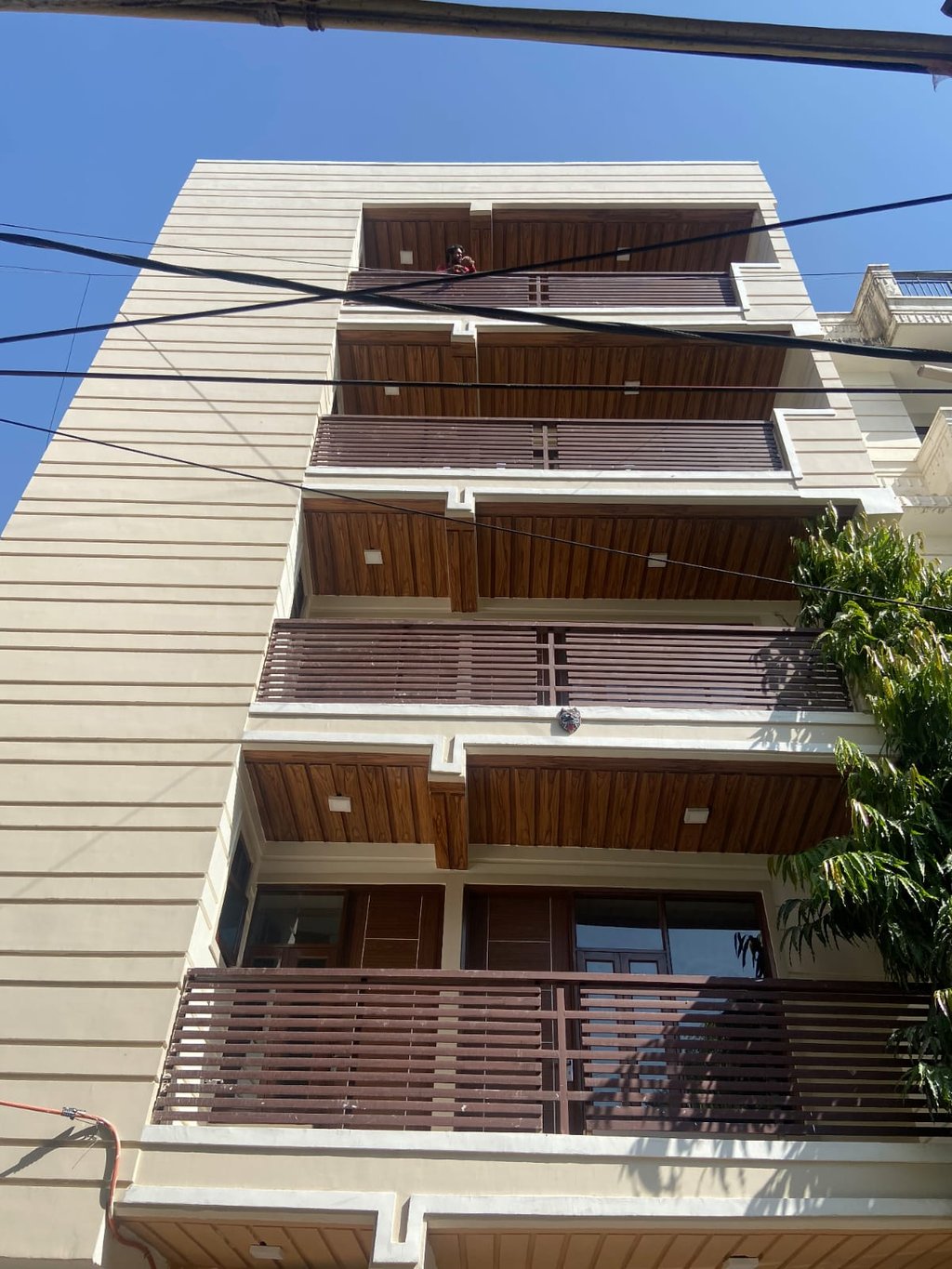 Spacious 3 BHK builder floor in Chattarpur South Delhi with stilt parking